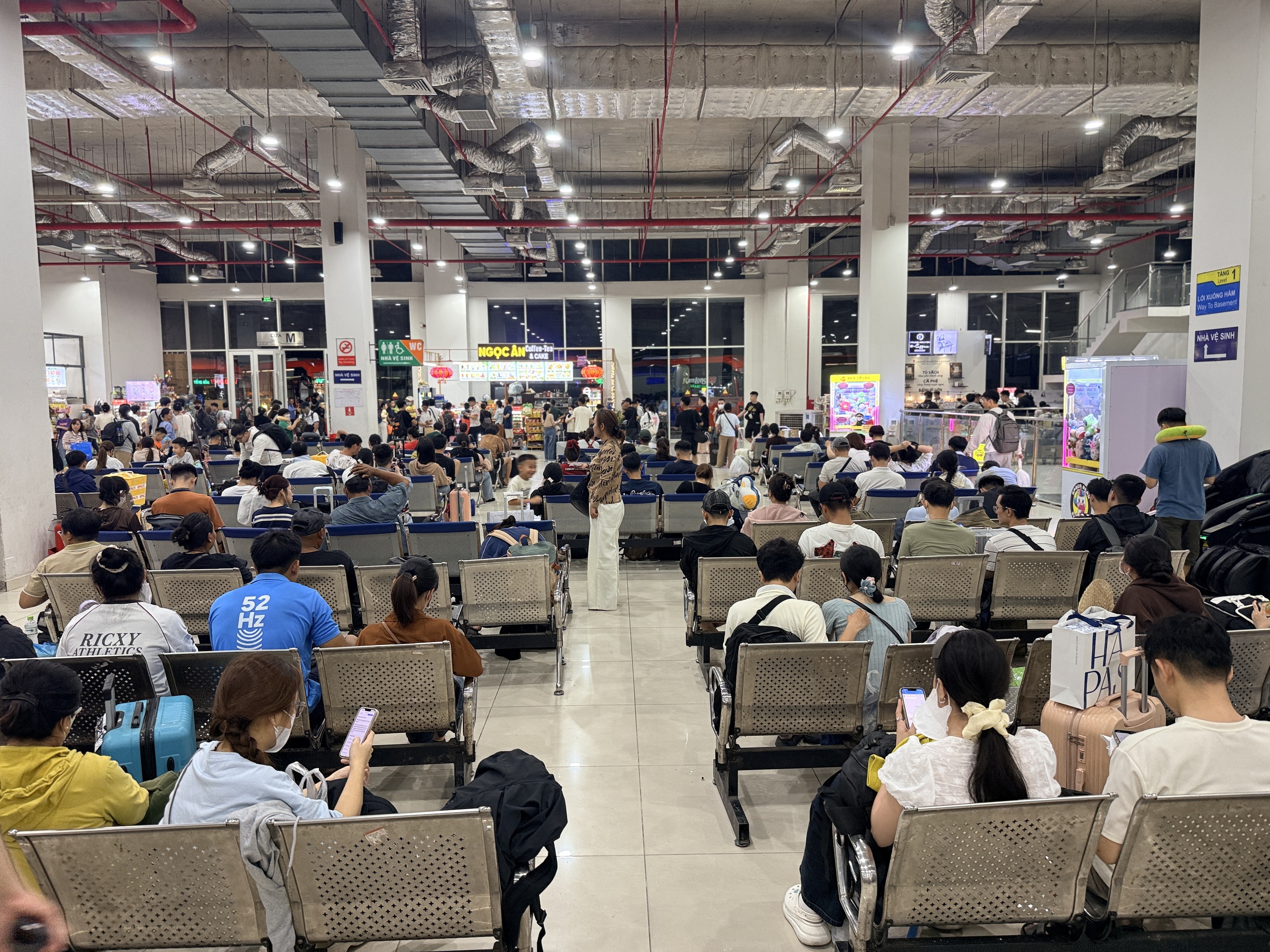 Nghỉ lễ 30.4 - 1.5: Bến xe Miền Đ&ocirc;ng mới đ&ocirc;ng đ&uacute;c đến nửa đ&ecirc;m - Ảnh 1.