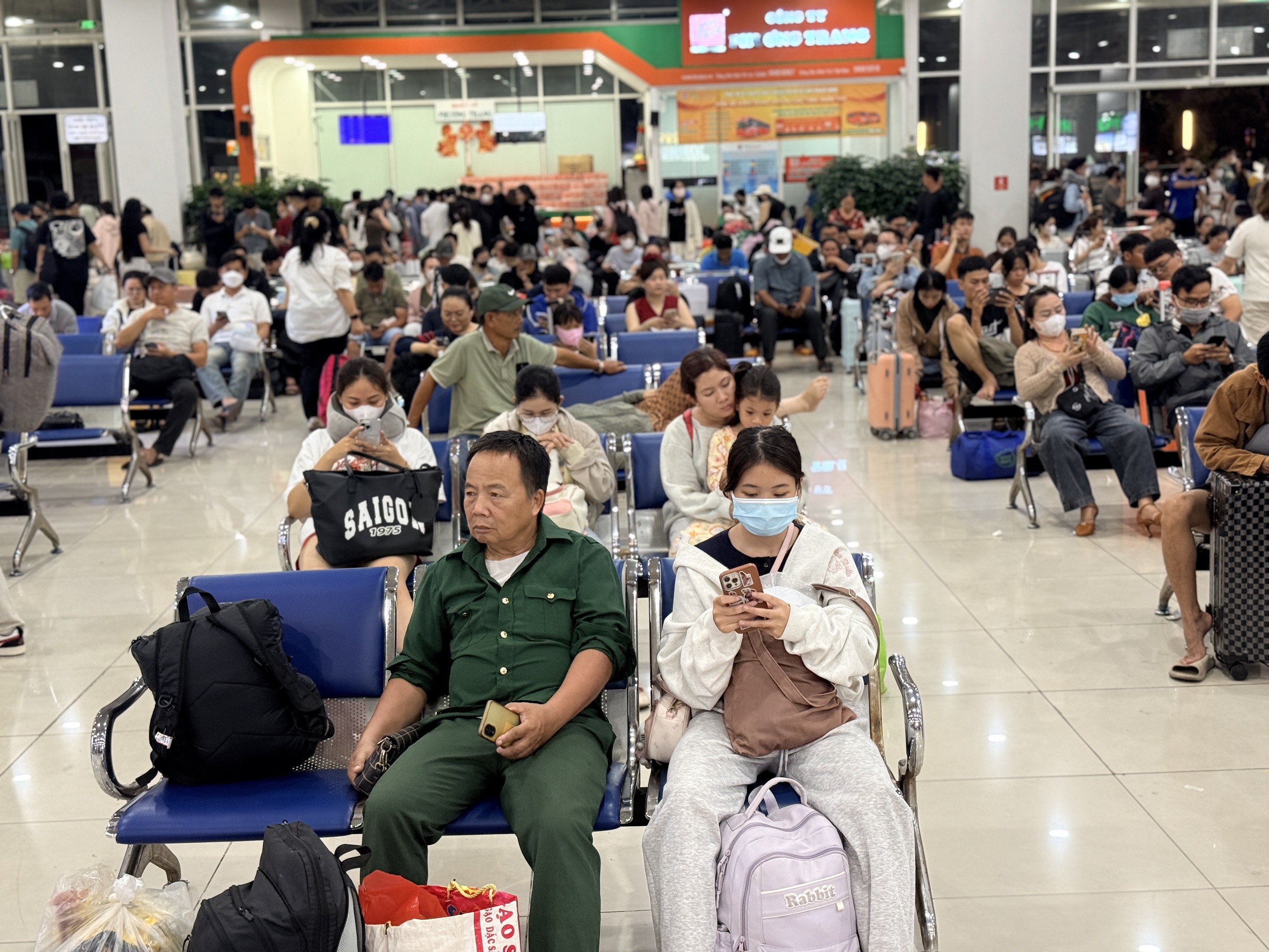 Nghỉ lễ 30.4 - 1.5: Bến xe Miền Đ&ocirc;ng mới đ&ocirc;ng đ&uacute;c đến nửa đ&ecirc;m - Ảnh 7.