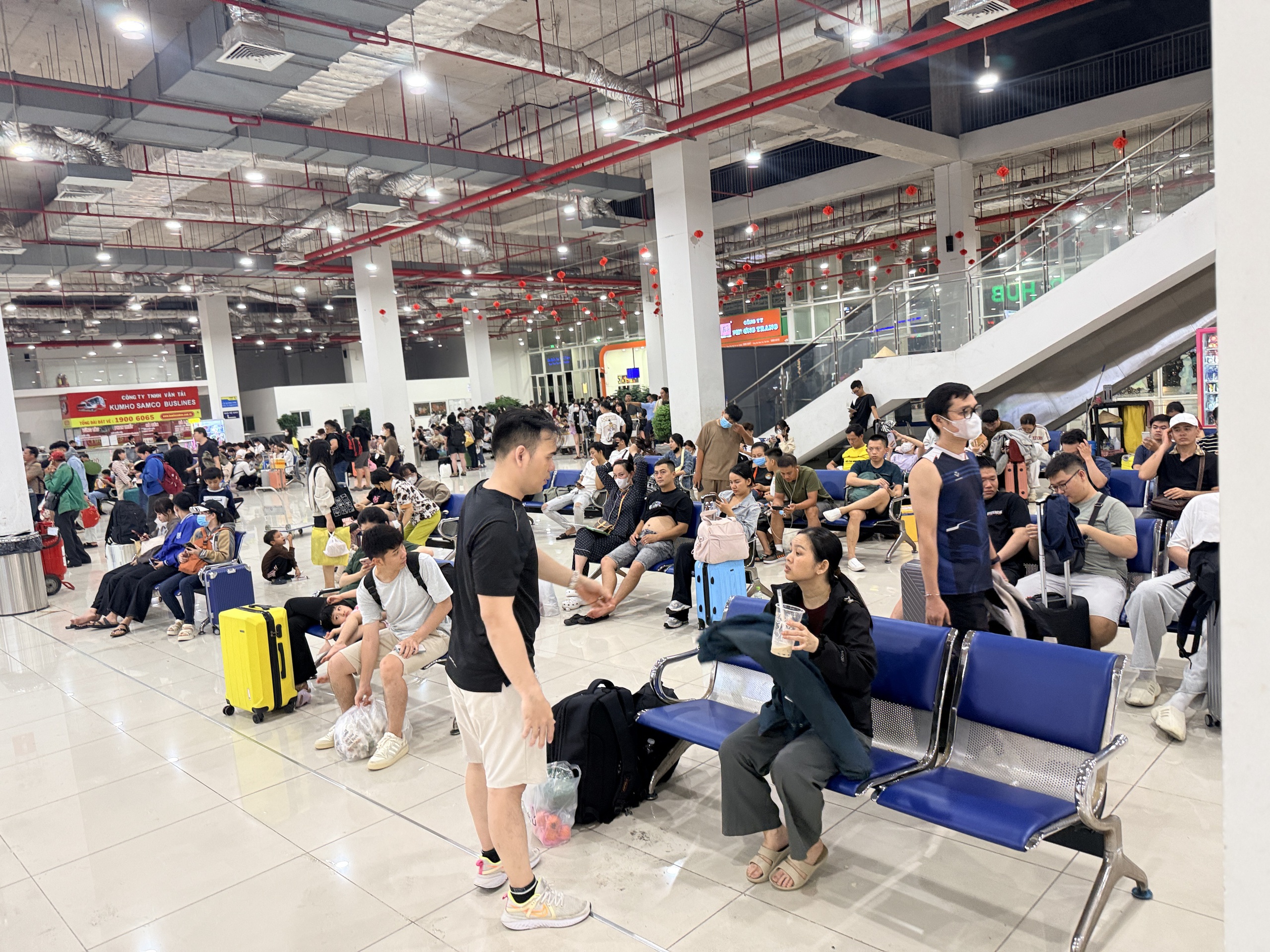 Nghỉ lễ 30.4 - 1.5: Bến xe Miền Đ&ocirc;ng mới đ&ocirc;ng đ&uacute;c đến nửa đ&ecirc;m - Ảnh 5.