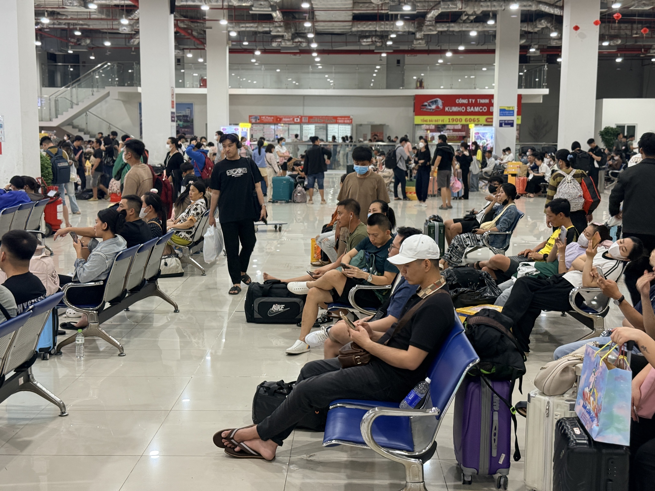 Nghỉ lễ 30.4 - 1.5: Bến xe Miền Đ&ocirc;ng mới đ&ocirc;ng đ&uacute;c đến nửa đ&ecirc;m - Ảnh 9.