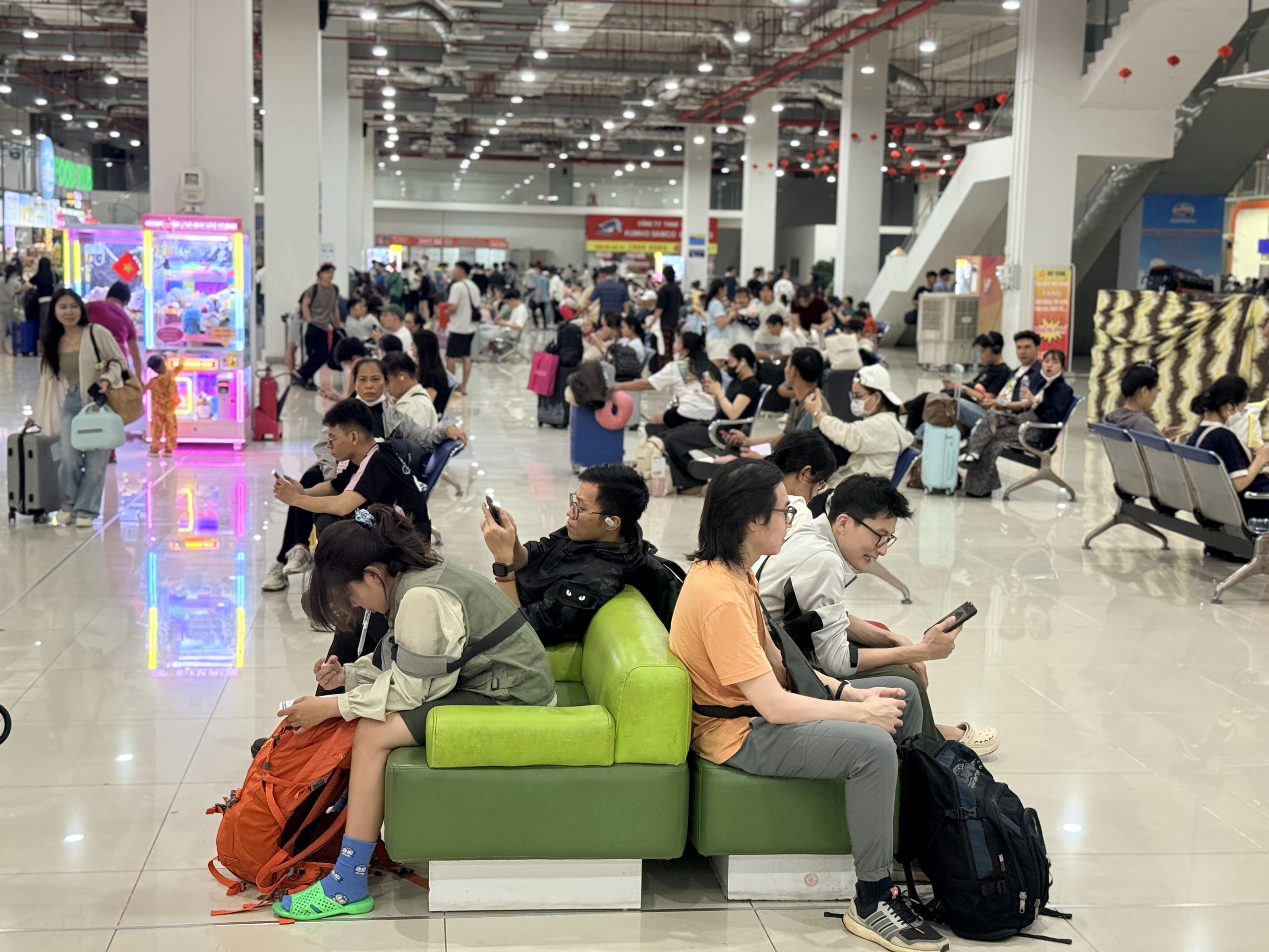 Nghỉ lễ 30.4 - 1.5: Bến xe Miền Đ&ocirc;ng mới đ&ocirc;ng đ&uacute;c đến nửa đ&ecirc;m - Ảnh 3.