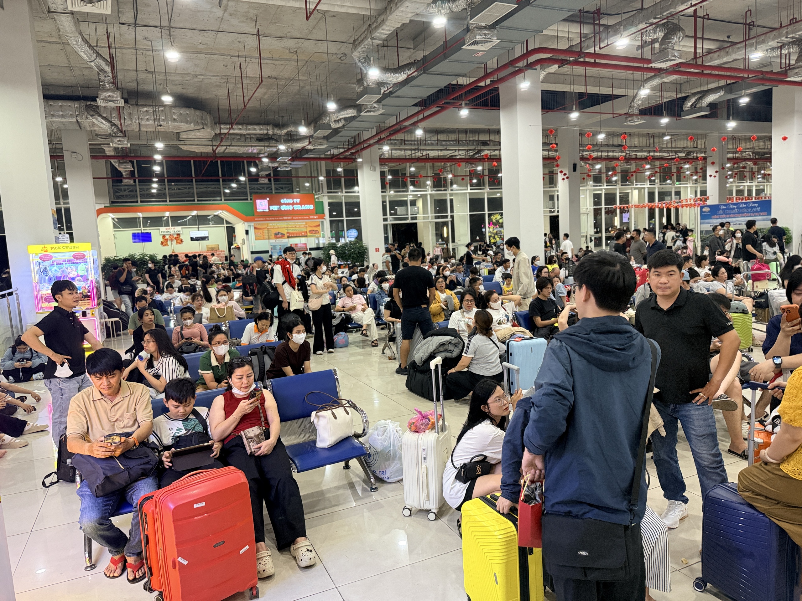 Nghỉ lễ 30.4 - 1.5: Bến xe Miền Đ&ocirc;ng mới đ&ocirc;ng đ&uacute;c đến nửa đ&ecirc;m - Ảnh 10.