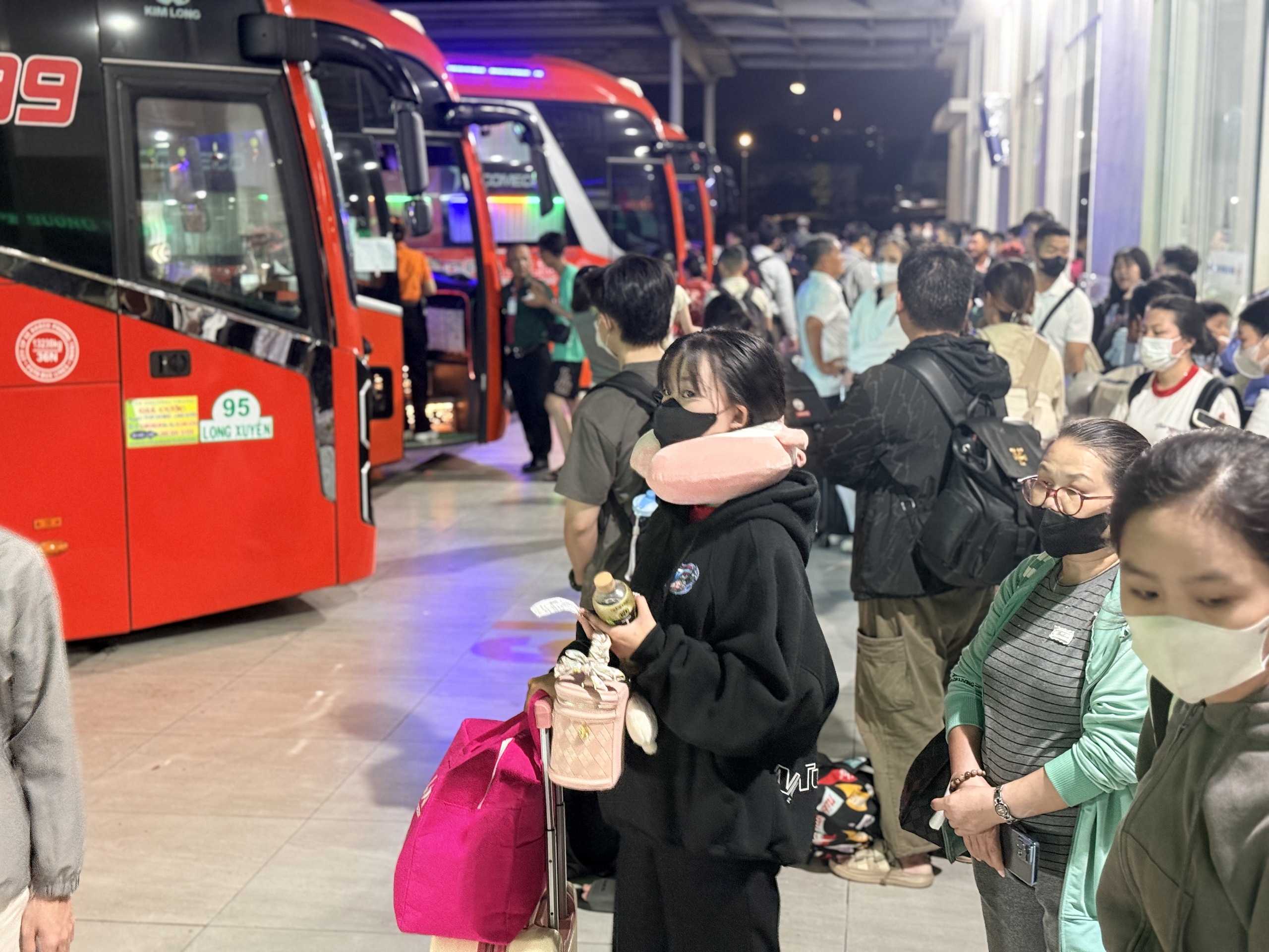 Nghỉ lễ 30.4 - 1.5: Bến xe Miền Đ&ocirc;ng mới đ&ocirc;ng đ&uacute;c đến nửa đ&ecirc;m - Ảnh 12.