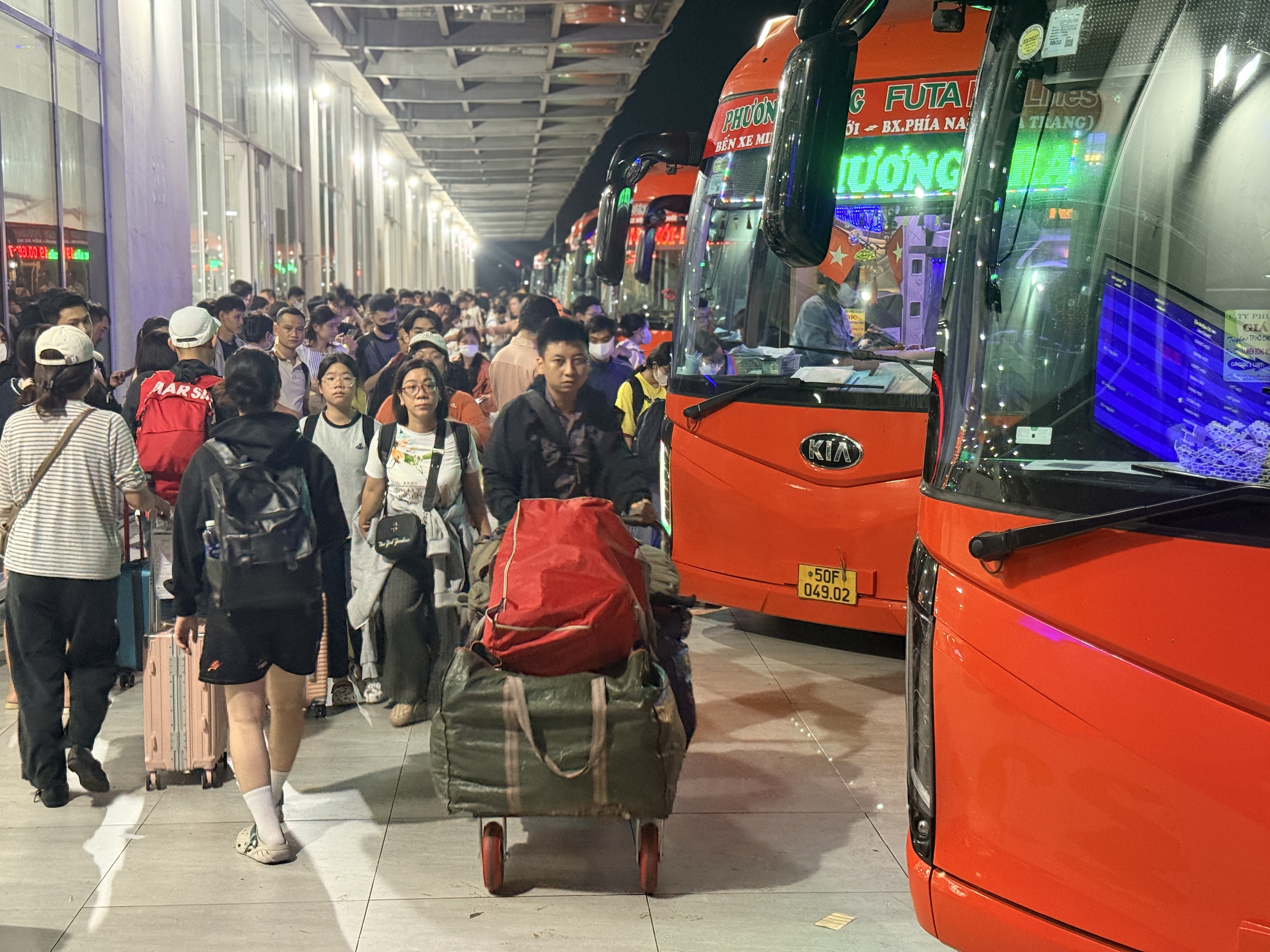 Nghỉ lễ 30.4 - 1.5: Bến xe Miền Đ&ocirc;ng mới đ&ocirc;ng đ&uacute;c đến nửa đ&ecirc;m - Ảnh 13.