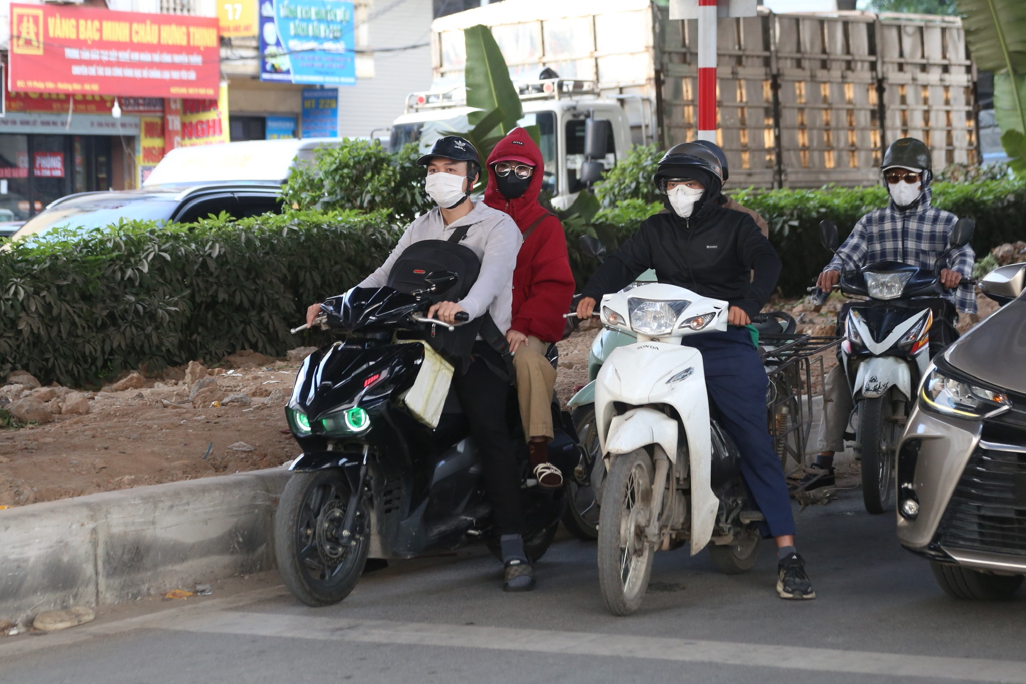 Đường phố kẹt cứng khi người d&acirc;n &ugrave;n &ugrave;n rời H&agrave; Nội nghỉ lễ 30.4 - 1.5.- Ảnh 5.