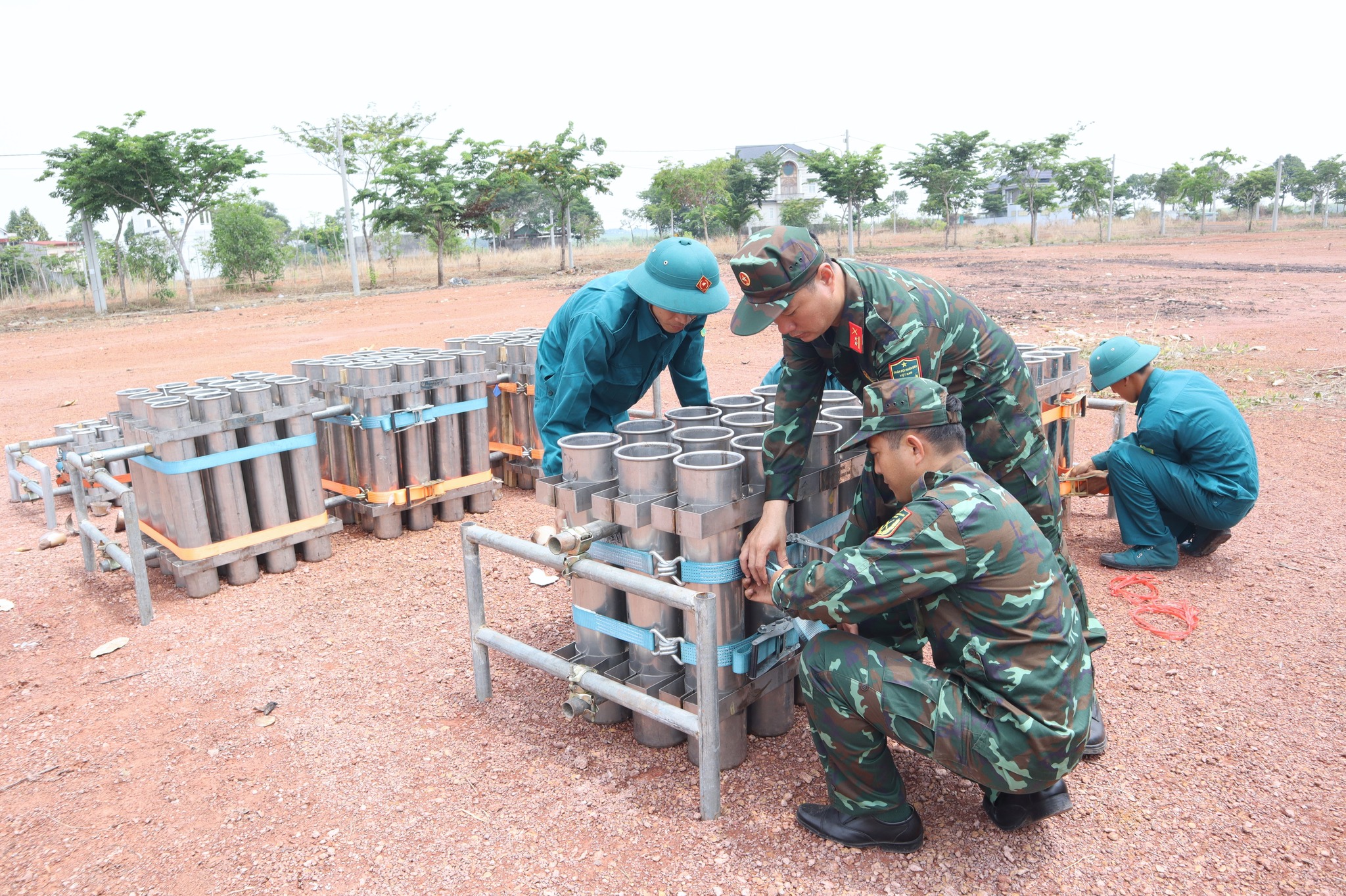 Đồng Nai đề nghị tạm ngưng kinh doanh xăng dầu gần điểm bắn pháo hoa- Ảnh 1.