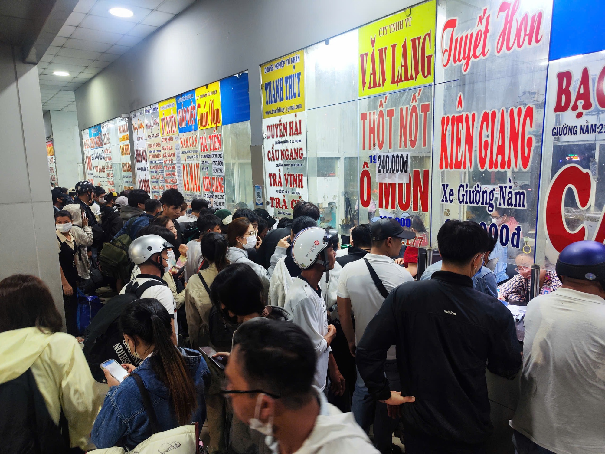 D&ograve;ng người đ&ocirc;ng đ&uacute;c tại bến xe Miền t&acirc;y về qu&ecirc; ăn lễ 30.4 - 1.5  - Ảnh 1.