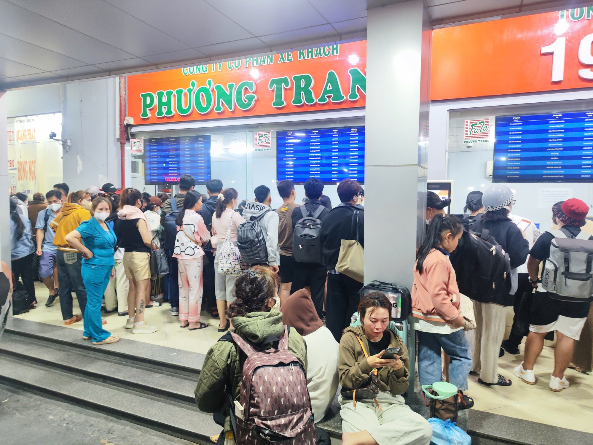 D&ograve;ng người đ&ocirc;ng đ&uacute;c tại bến xe Miền t&acirc;y về qu&ecirc; ăn lễ 30.4 - 1.5  - Ảnh 3.