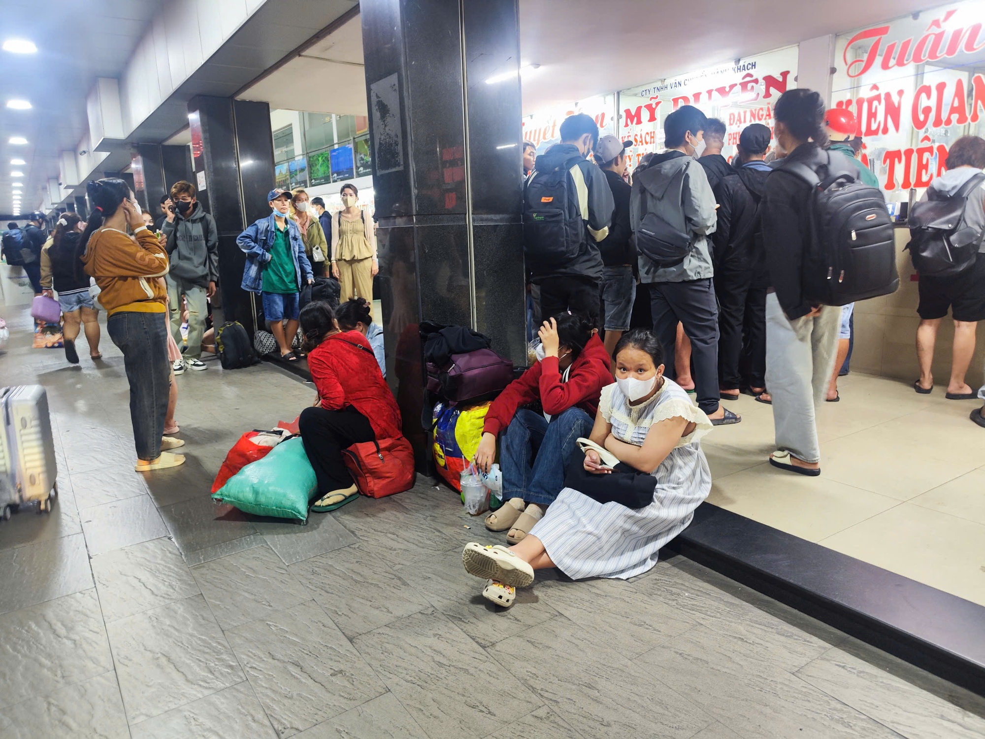 D&ograve;ng người đ&ocirc;ng đ&uacute;c tại bến xe Miền t&acirc;y về qu&ecirc; ăn lễ 30.4 - 1.5  - Ảnh 4.