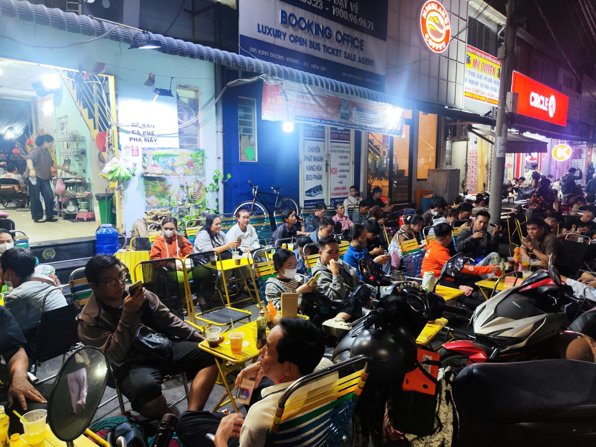 D&ograve;ng người đ&ocirc;ng đ&uacute;c tại bến xe Miền t&acirc;y về qu&ecirc; ăn lễ 30.4 - 1.5  - Ảnh 2.