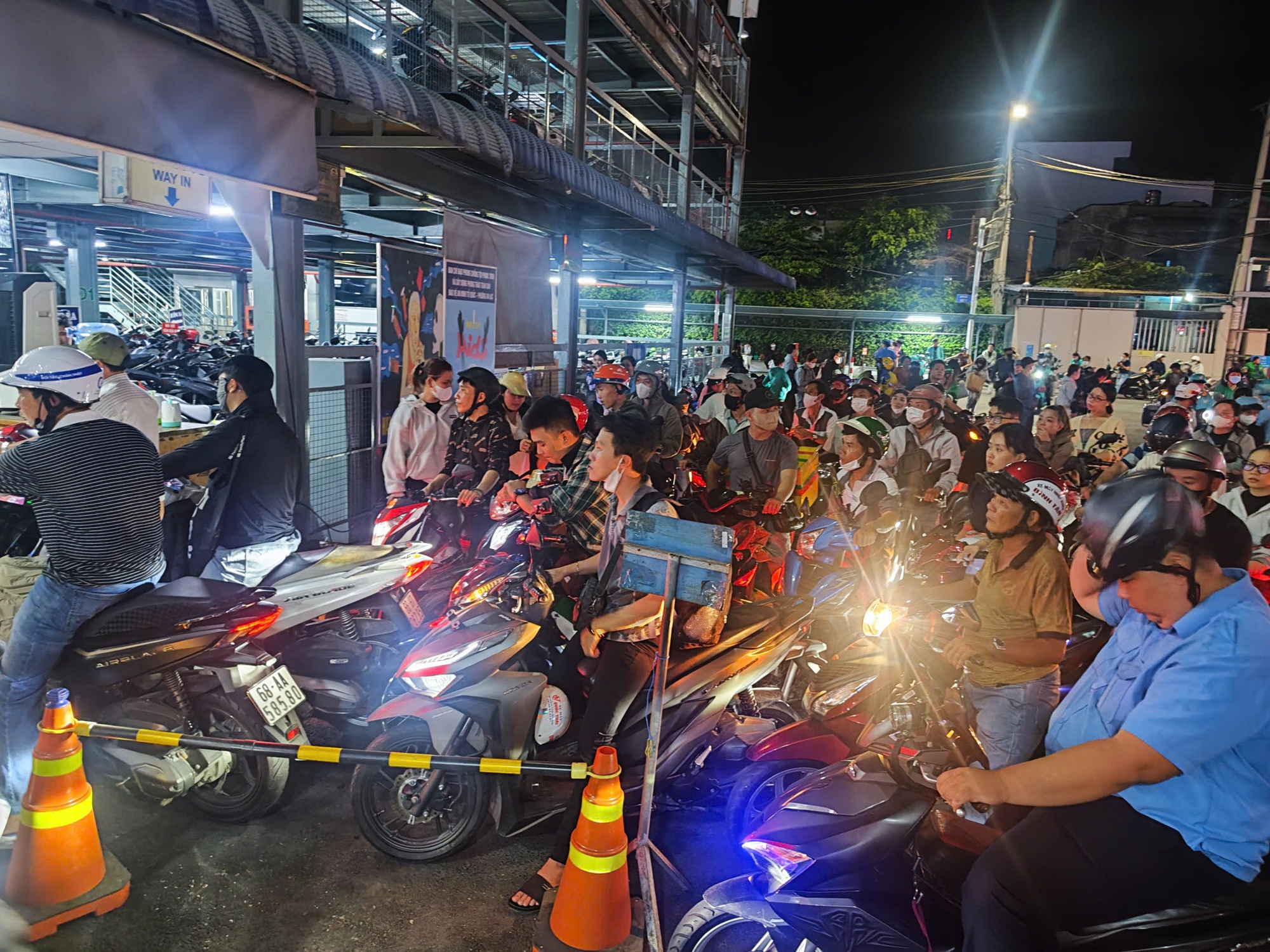 D&ograve;ng người đ&ocirc;ng đ&uacute;c tại bến xe Miền t&acirc;y về qu&ecirc; ăn lễ 30.4 - 1.5  - Ảnh 5.