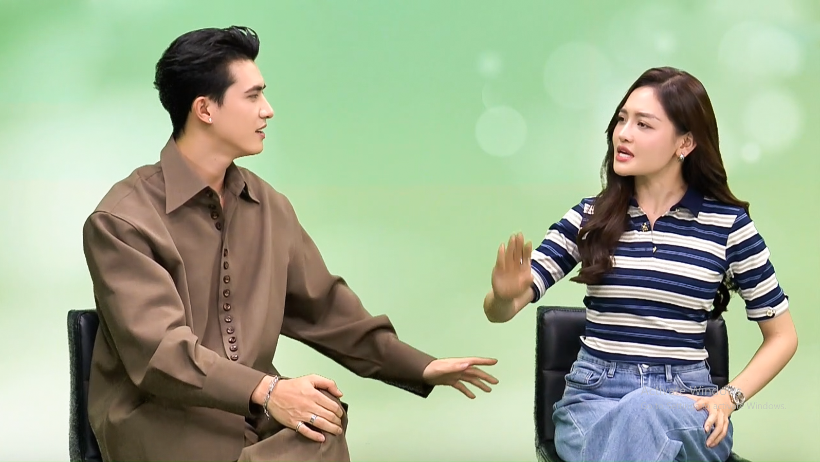 Trần Ngọc V&agrave;ng, Th&ugrave;y Anh h&eacute; lộ cảnh t&igrave;nh tứ trong thang m&aacute;y - Ảnh 1.