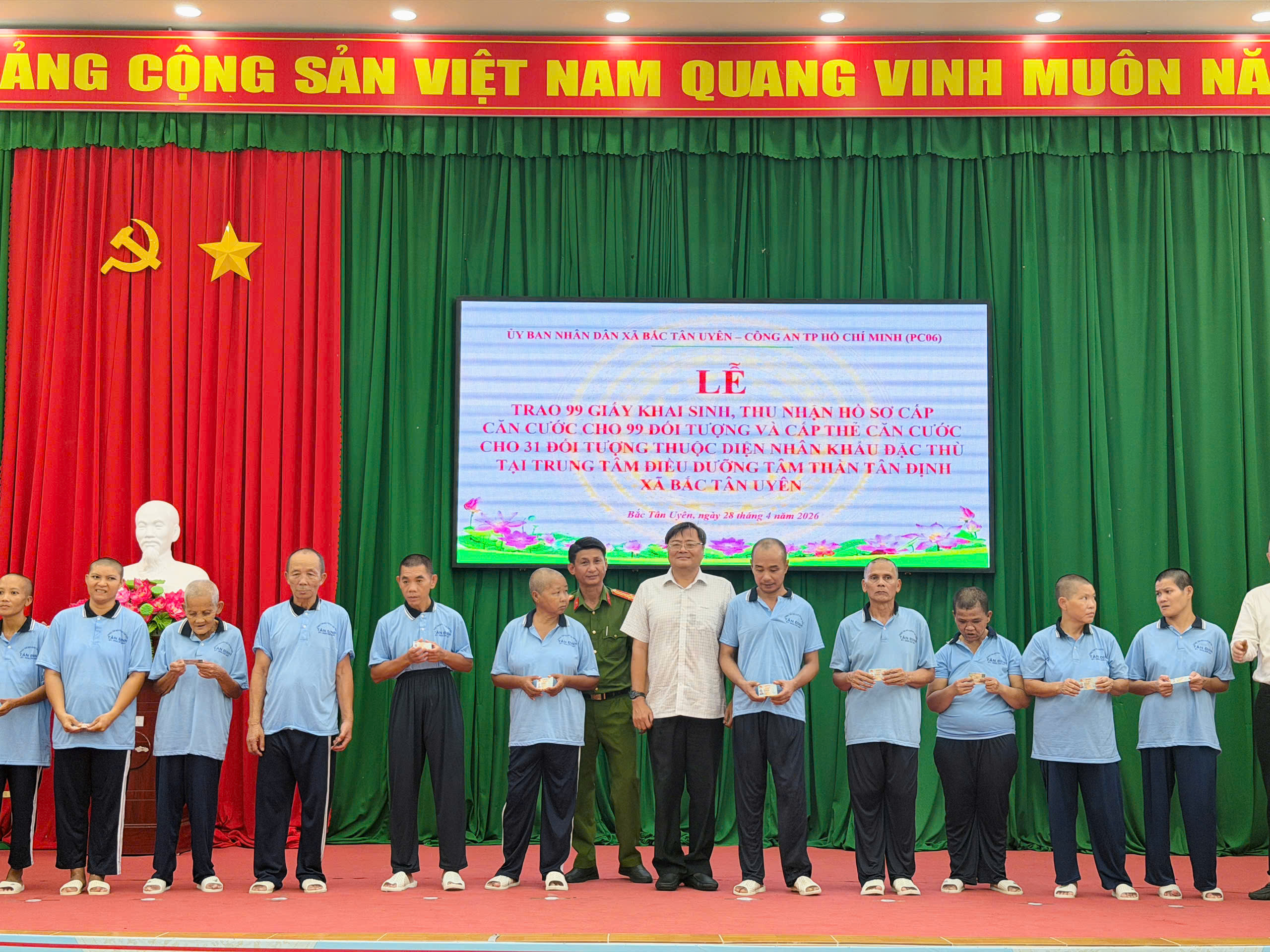 Công an TP.HCM trao 99 thẻ căn cước cho những người từng 'vô danh'- Ảnh 5.