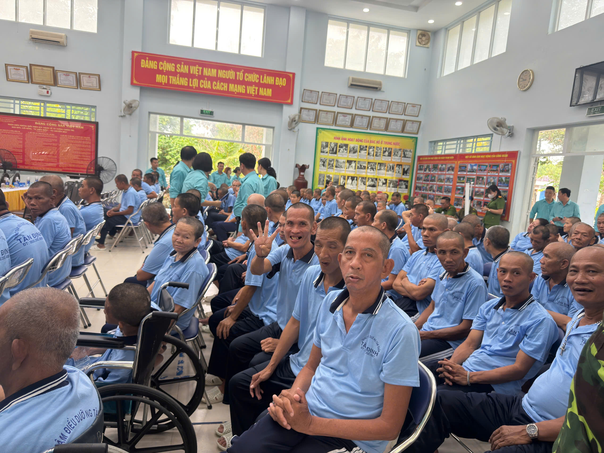 Công an TP.HCM trao 99 thẻ căn cước cho những người từng 'vô danh'- Ảnh 1.