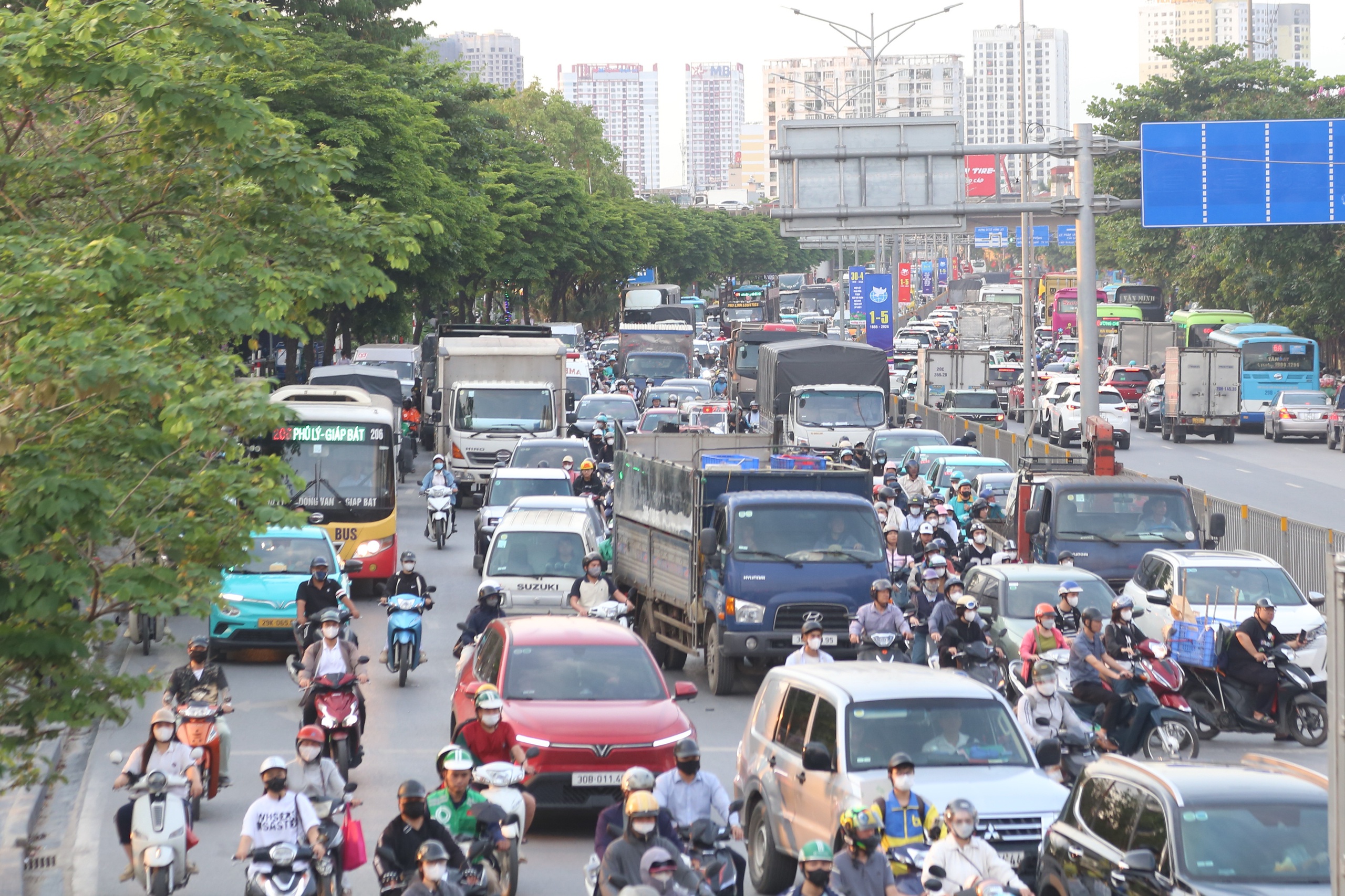 Đường phố kẹt cứng khi người d&acirc;n &ugrave;n &ugrave;n rời H&agrave; Nội nghỉ lễ 30.4 - 1.5.- Ảnh 1.