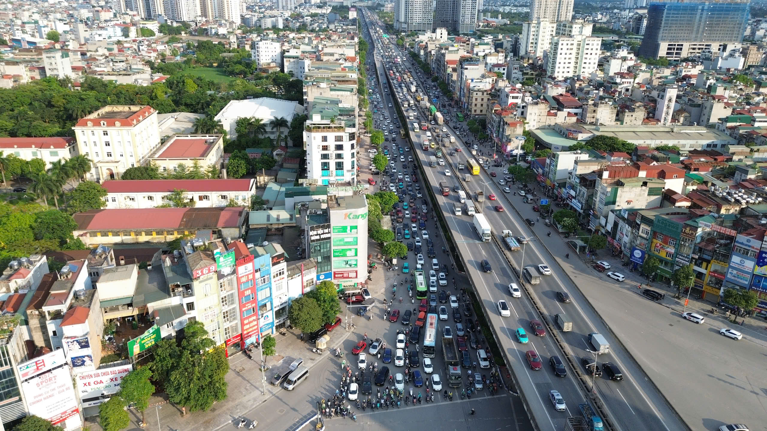 Đường phố kẹt cứng khi người d&acirc;n &ugrave;n &ugrave;n rời H&agrave; Nội nghỉ lễ 30.4 - 1.5.- Ảnh 11.