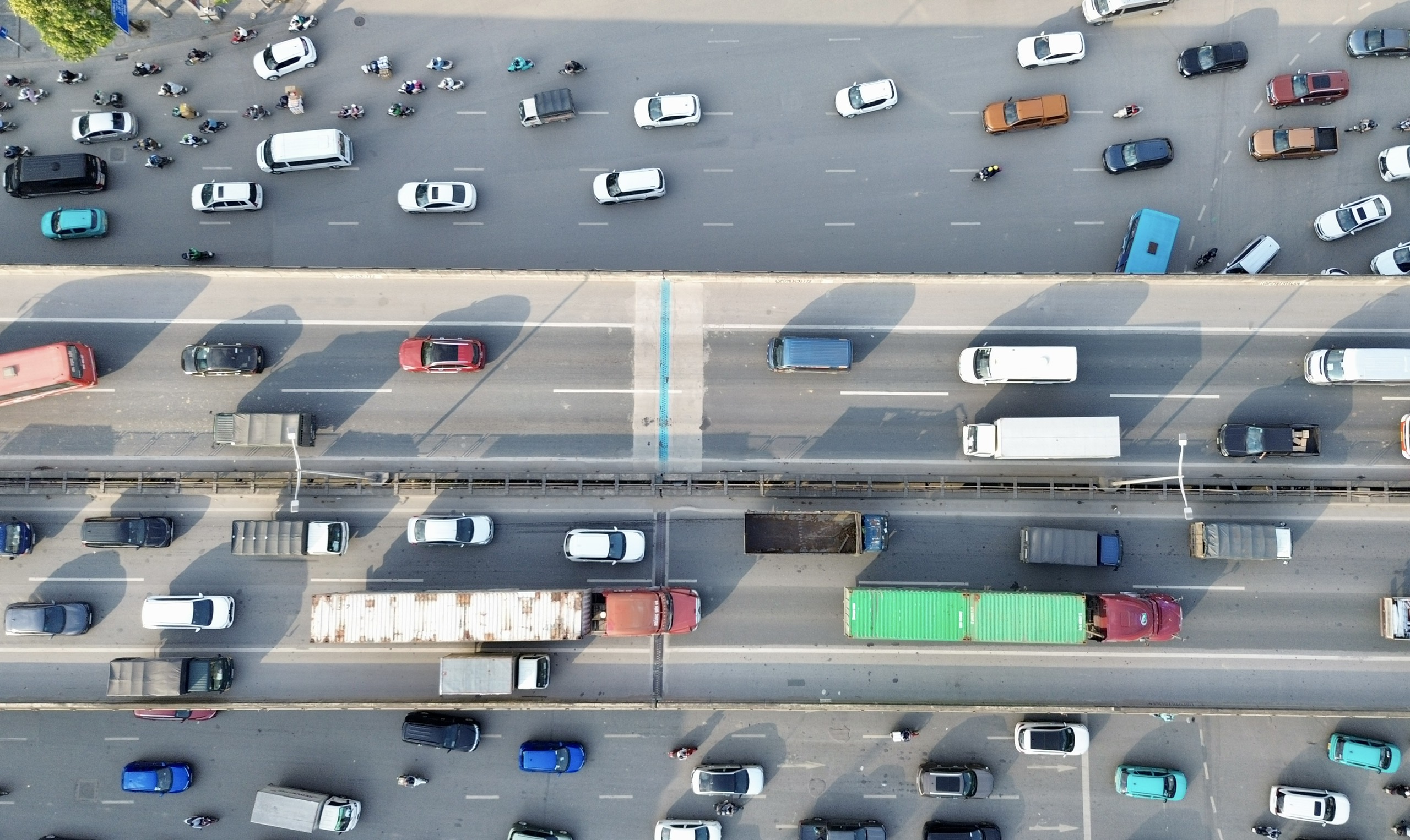 Đường phố kẹt cứng khi người d&acirc;n &ugrave;n &ugrave;n rời H&agrave; Nội nghỉ lễ 30.4 - 1.5.- Ảnh 12.