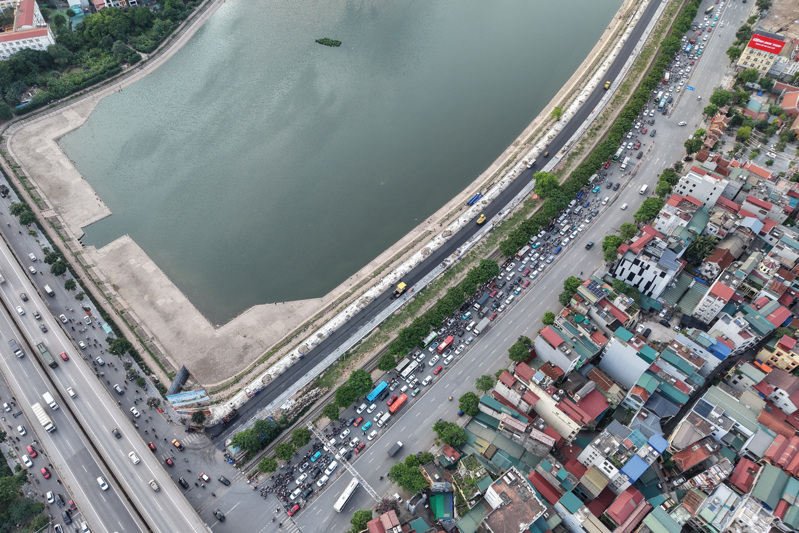 Đường phố kẹt cứng khi người d&acirc;n &ugrave;n &ugrave;n rời H&agrave; Nội nghỉ lễ 30.4 - 1.5.- Ảnh 3.