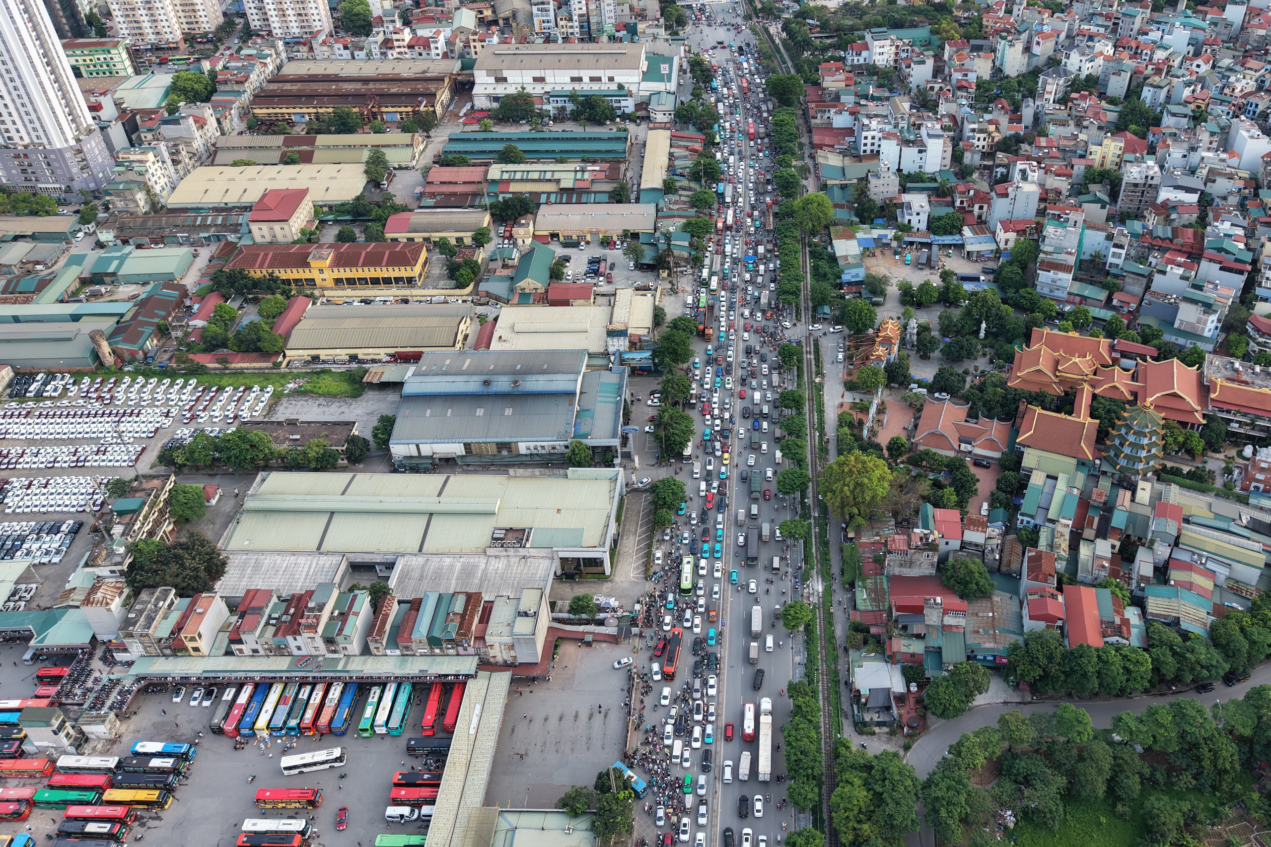 Đường phố kẹt cứng khi người d&acirc;n &ugrave;n &ugrave;n rời H&agrave; Nội nghỉ lễ 30.4 - 1.5.- Ảnh 9.