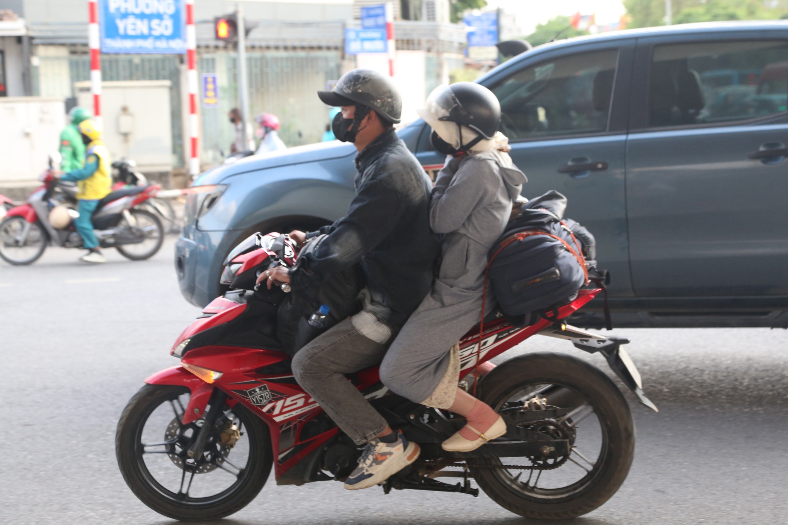 Đường phố kẹt cứng khi người d&acirc;n &ugrave;n &ugrave;n rời H&agrave; Nội nghỉ lễ 30.4 - 1.5.- Ảnh 6.