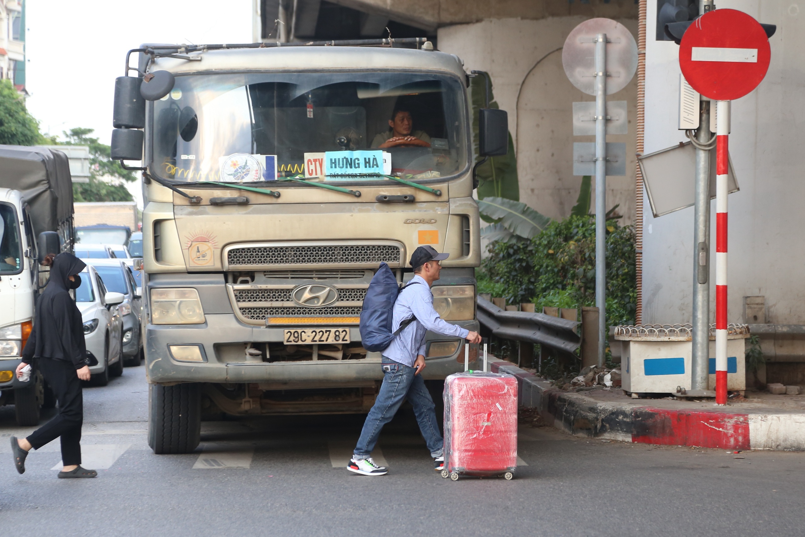 Đường phố kẹt cứng khi người d&acirc;n &ugrave;n &ugrave;n rời H&agrave; Nội nghỉ lễ 30.4 - 1.5.- Ảnh 7.