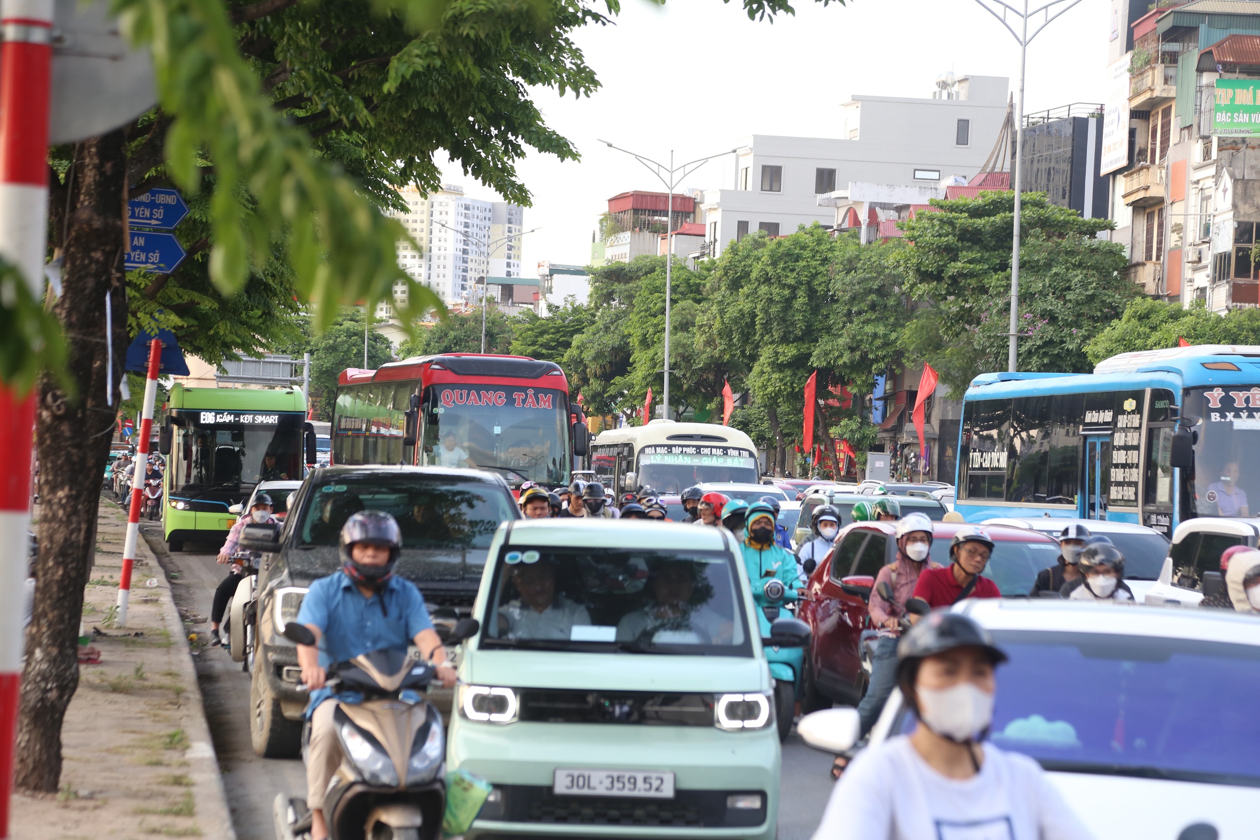 Đường phố kẹt cứng khi người d&acirc;n &ugrave;n &ugrave;n rời H&agrave; Nội nghỉ lễ 30.4 - 1.5.- Ảnh 2.