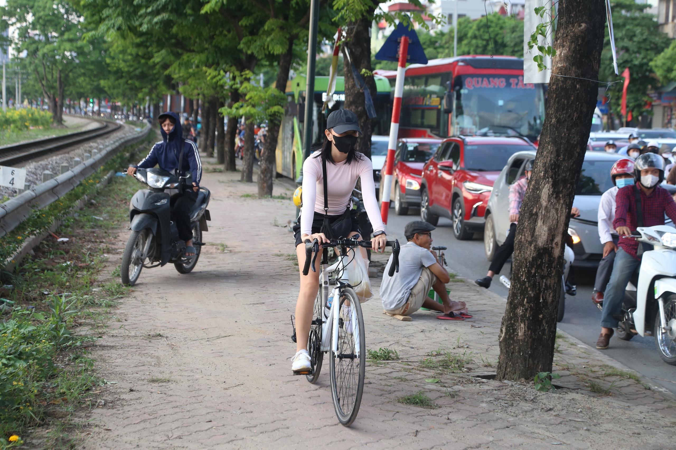 Đường phố kẹt cứng khi người d&acirc;n &ugrave;n &ugrave;n rời H&agrave; Nội nghỉ lễ 30.4 - 1.5.- Ảnh 4.