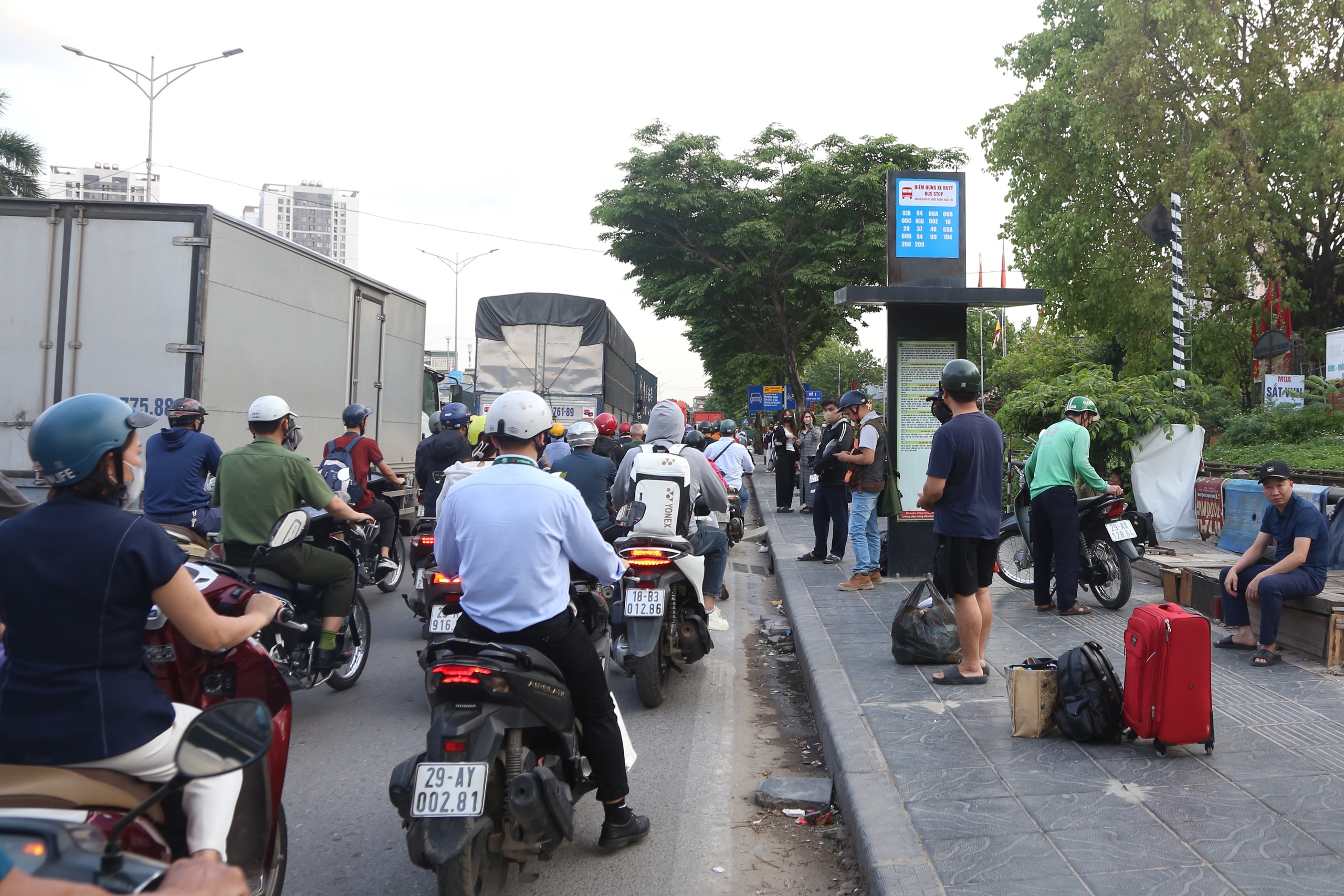 Đường phố kẹt cứng khi người d&acirc;n &ugrave;n &ugrave;n rời H&agrave; Nội nghỉ lễ 30.4 - 1.5.- Ảnh 8.