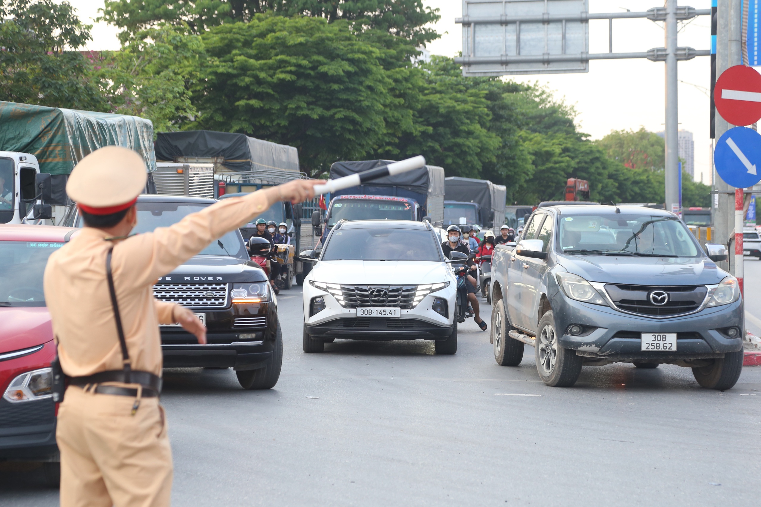 Đường phố kẹt cứng khi người d&acirc;n &ugrave;n &ugrave;n rời H&agrave; Nội nghỉ lễ 30.4 - 1.5.- Ảnh 10.