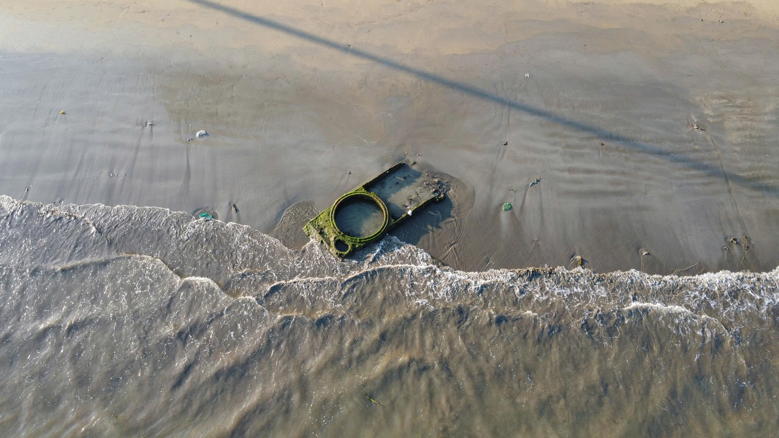 Quân đội tổ chức trục vớt xác xe tăng ở bãi biển Quy Nhơn - Ảnh 1.