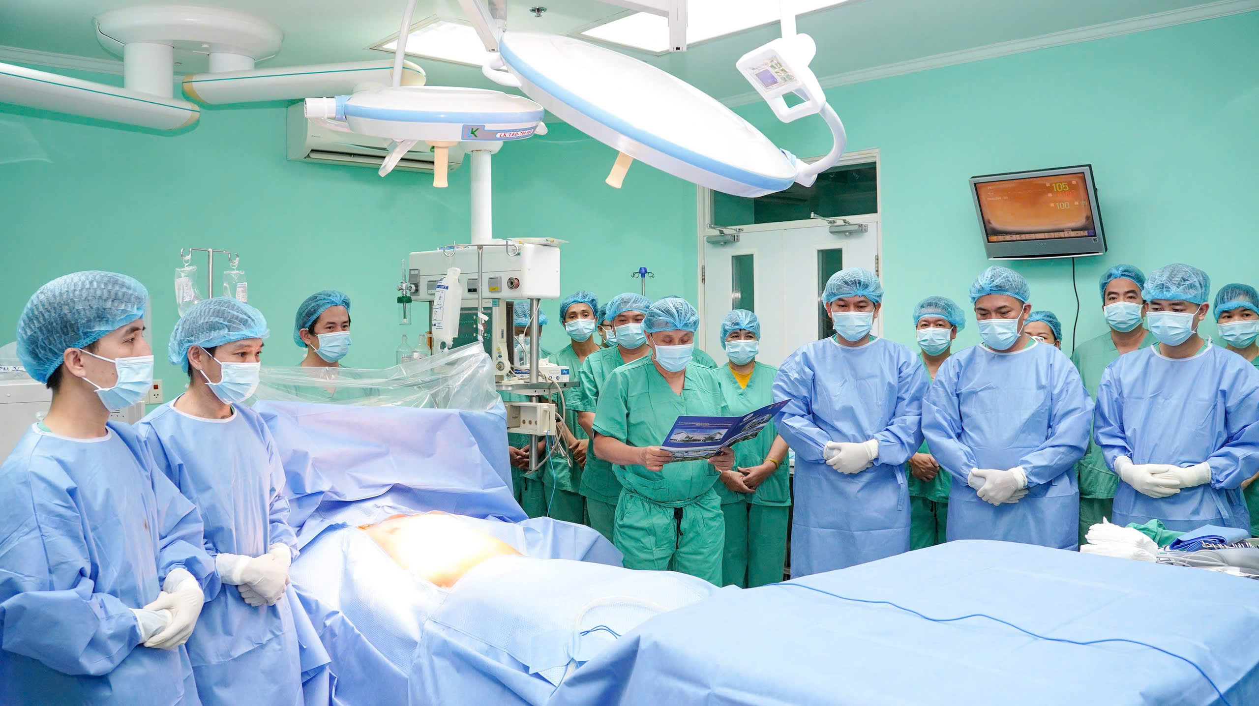 Một người qua đời, hiến tạng cứu 6 bệnh nhân, y bác sĩ cúi đầu tri ân- Ảnh 1.