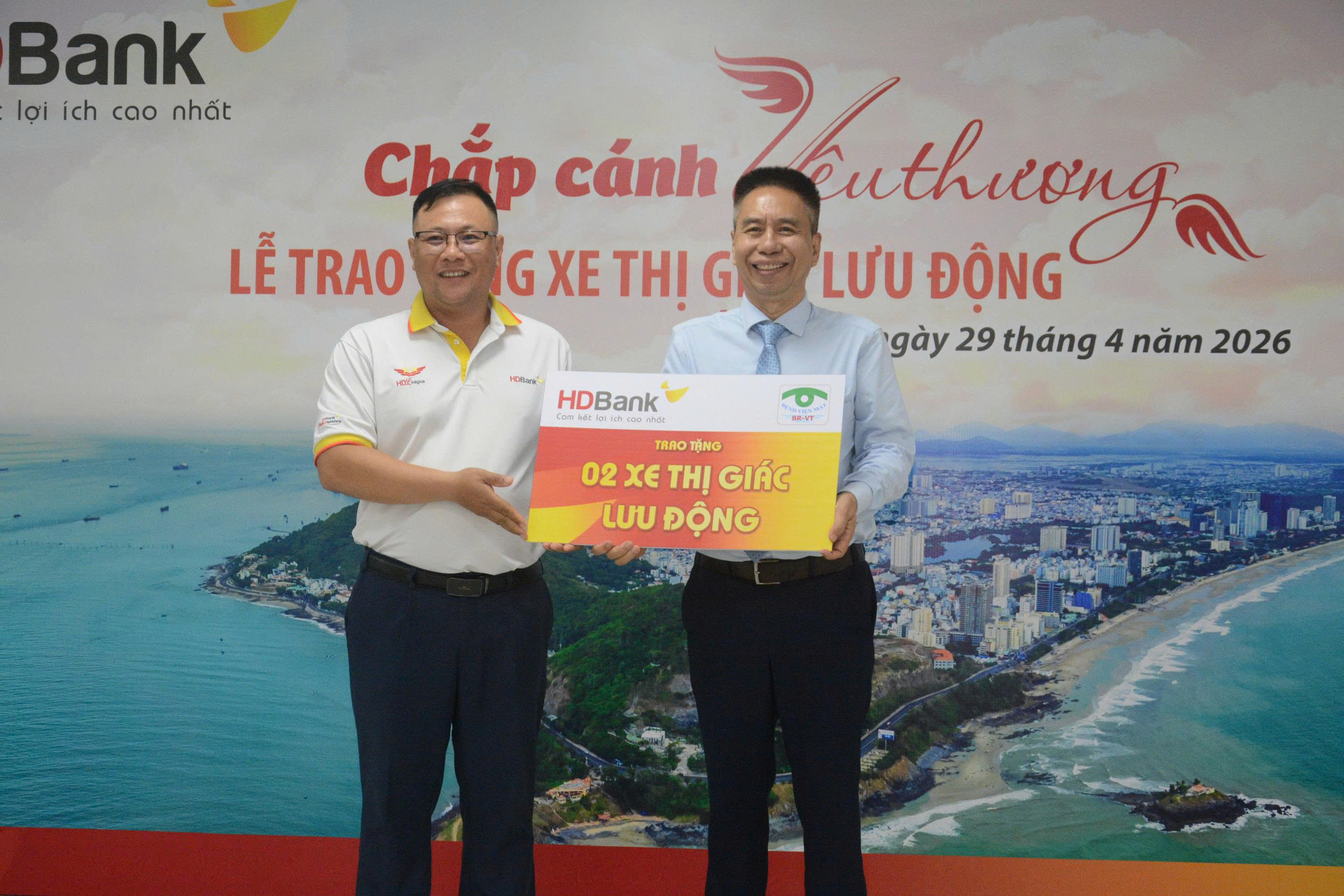 Bệnh viện Mắt Bà Rịa - Vũng Tàu tiếp nhận 2 xe thị giác lưu động - Ảnh 1.