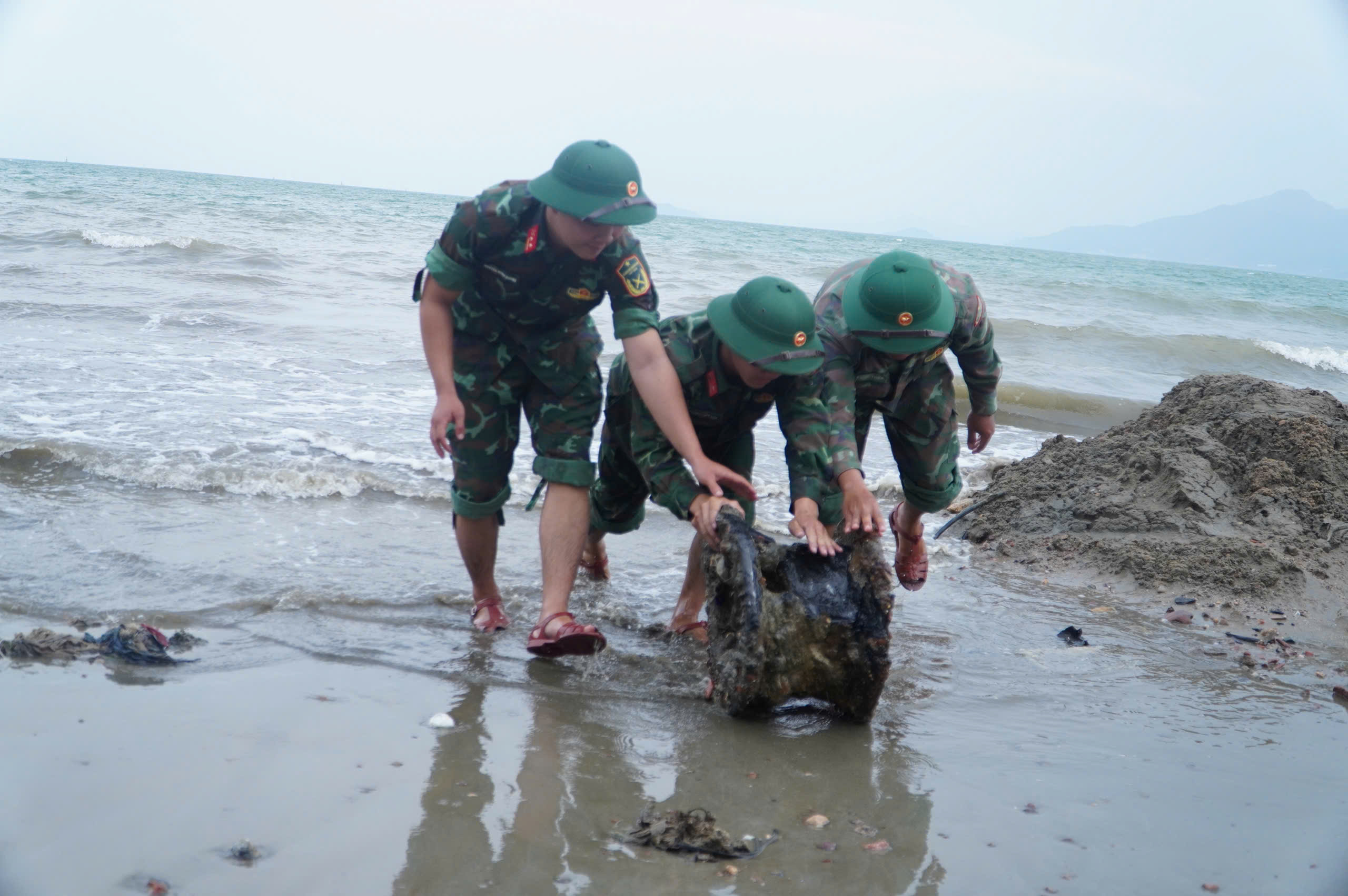 Quân đội tổ chức trục vớt xác xe tăng ở bãi biển Quy Nhơn - Ảnh 3.