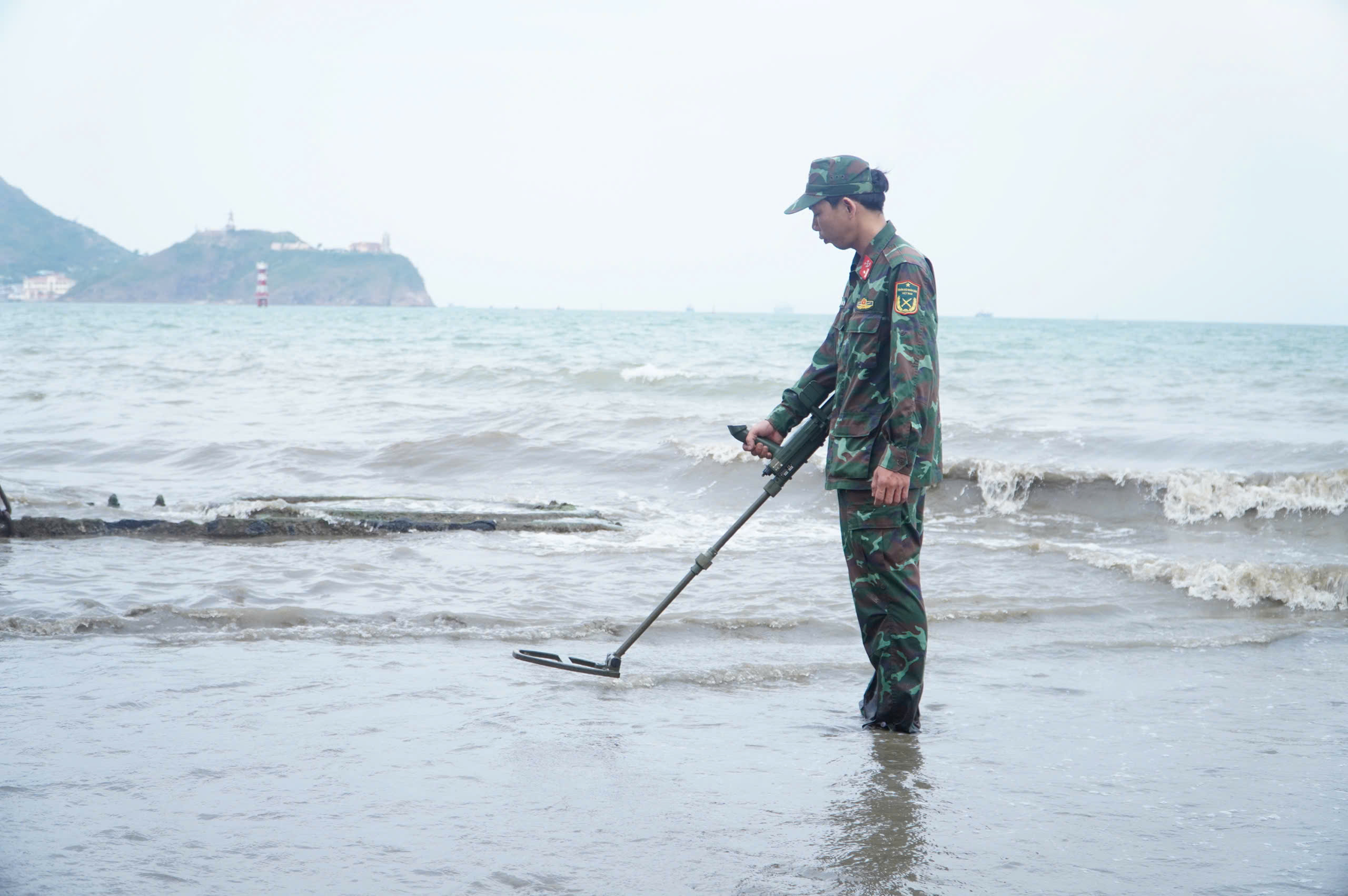 Phát hiện nhiều đạn pháo, súng ống khi trục vớt xác xe tăng ỏ biển Quy Nhơn- Ảnh 3.