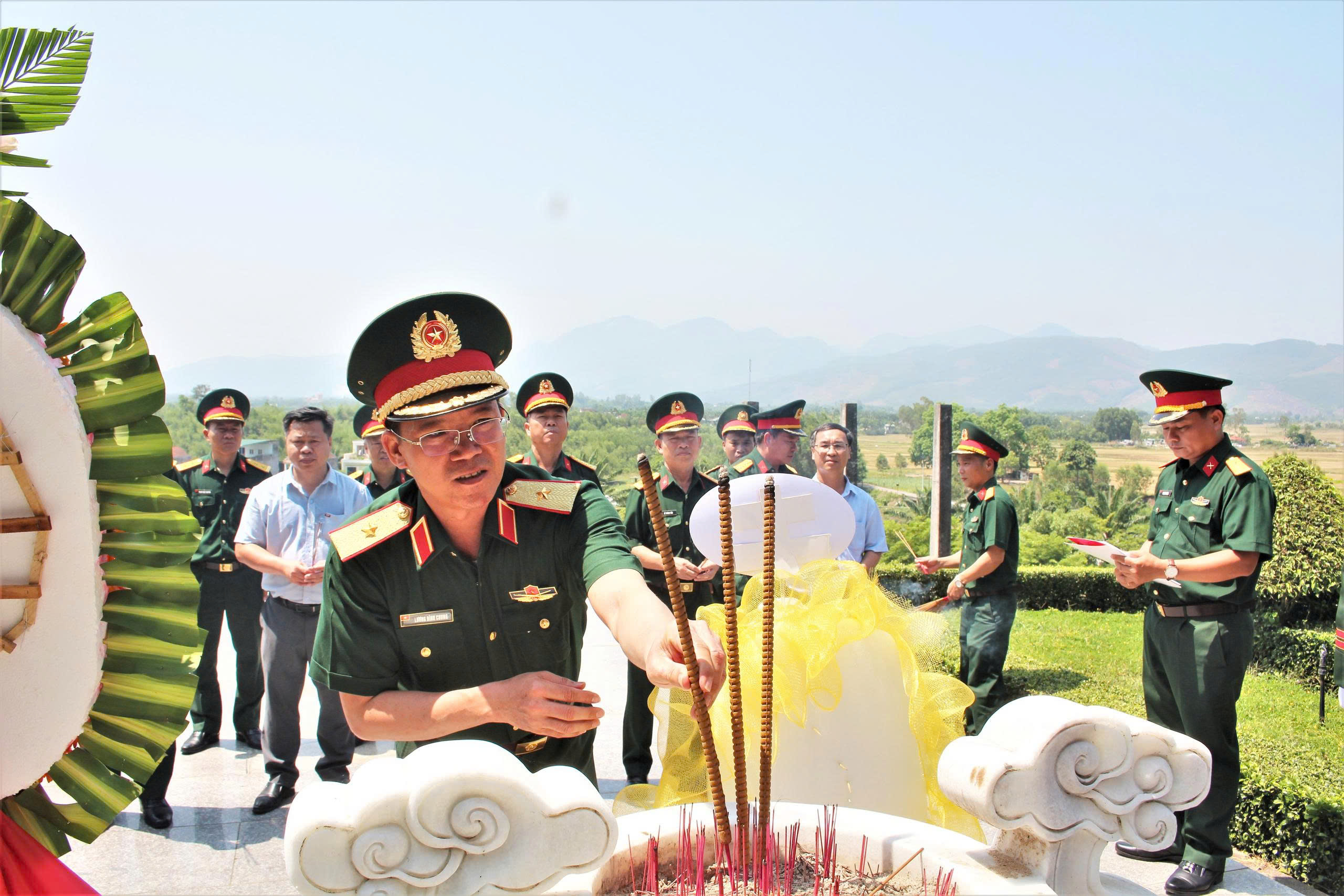 Quân khu 5 dâng hương tại các 'địa chỉ đỏ' ở Quảng Ngãi- Ảnh 1.