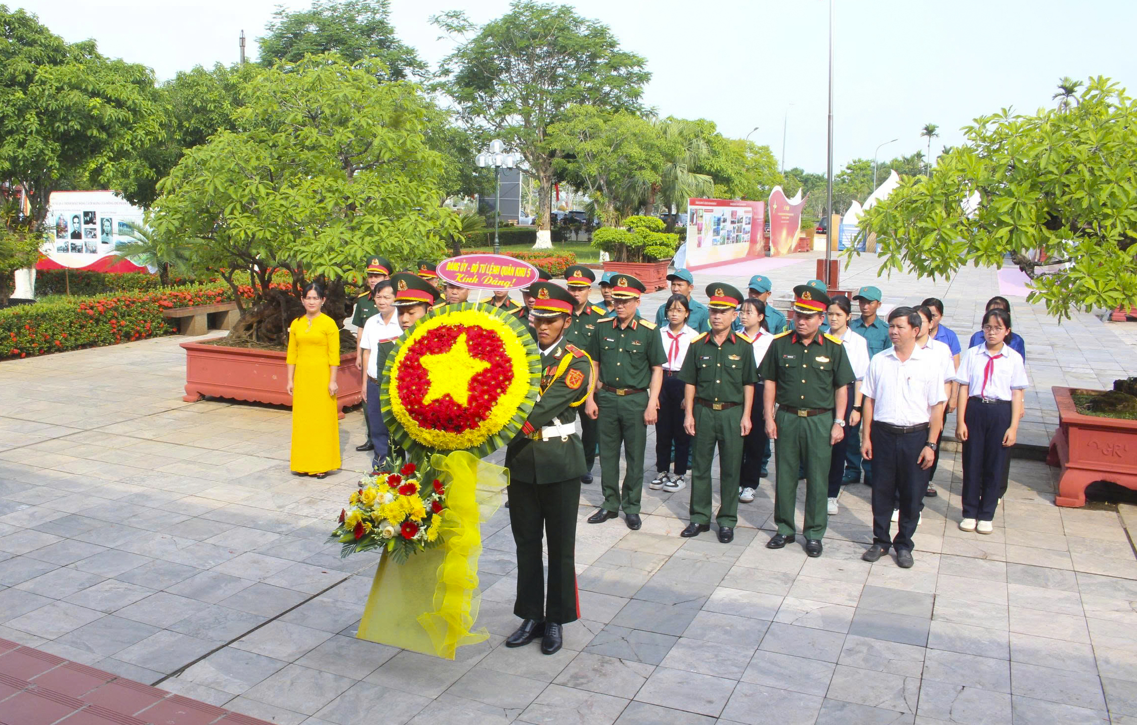Quân khu 5 dâng hương tại các 'địa chỉ đỏ' ở Quảng Ngãi- Ảnh 2.