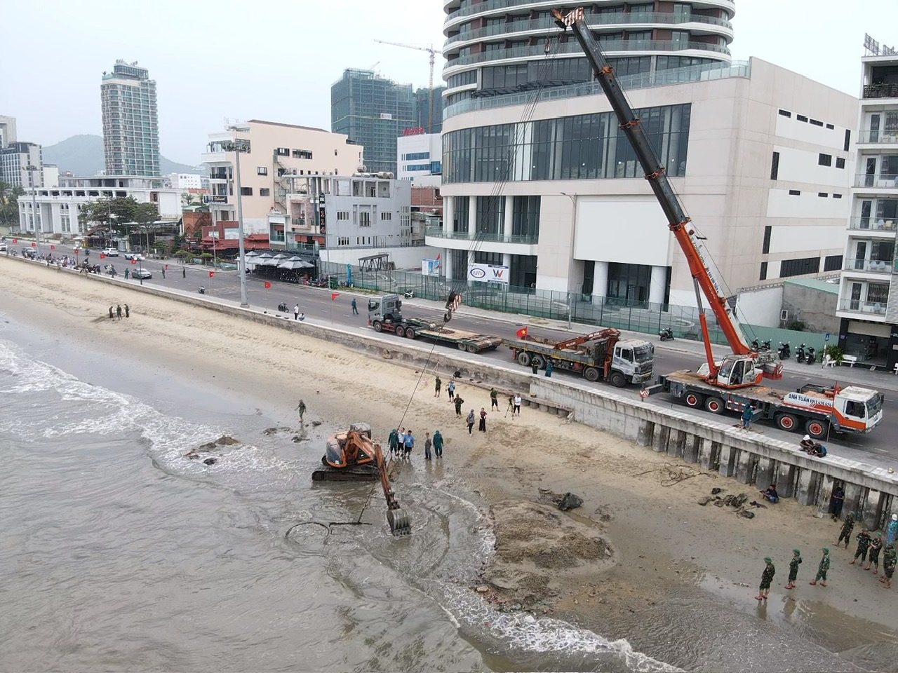 Phát hiện nhiều đạn pháo, súng ống khi trục vớt xác xe tăng ỏ biển Quy Nhơn- Ảnh 1.