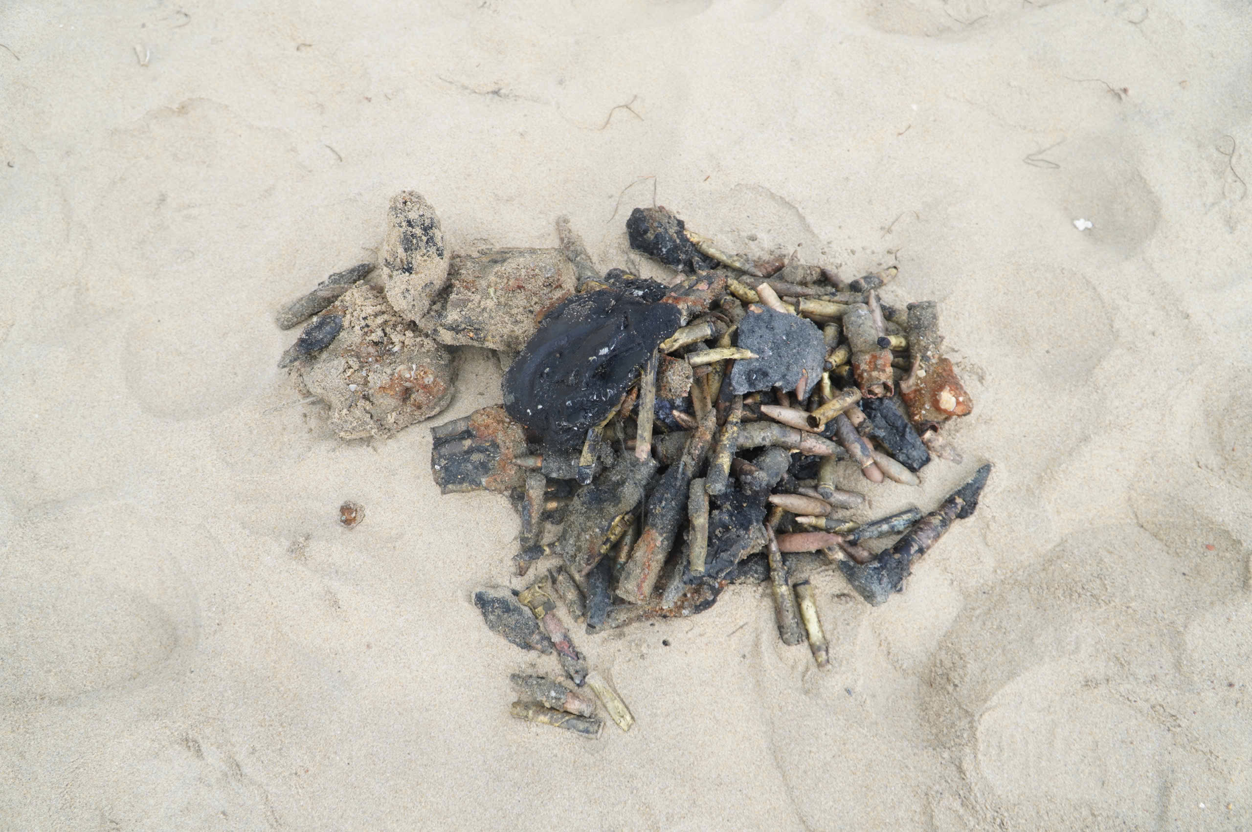 Phát hiện nhiều đạn pháo, súng ống khi trục vớt xác xe tăng ỏ biển Quy Nhơn- Ảnh 10.