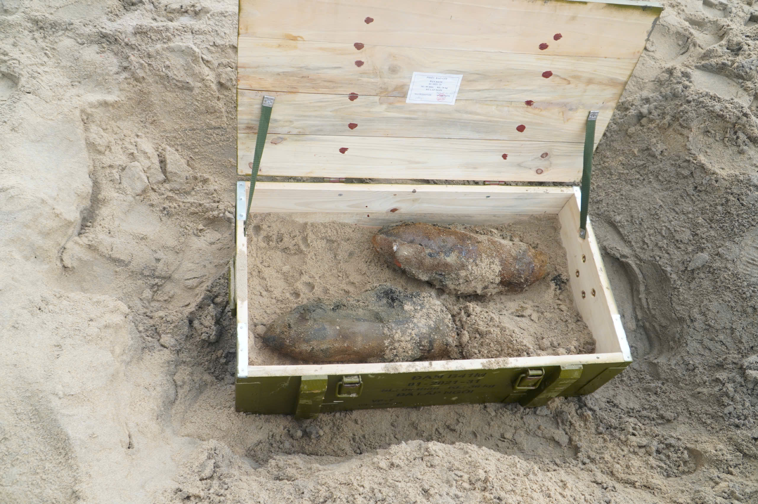 Phát hiện nhiều đạn pháo, súng ống khi trục vớt xác xe tăng ỏ biển Quy Nhơn- Ảnh 11.