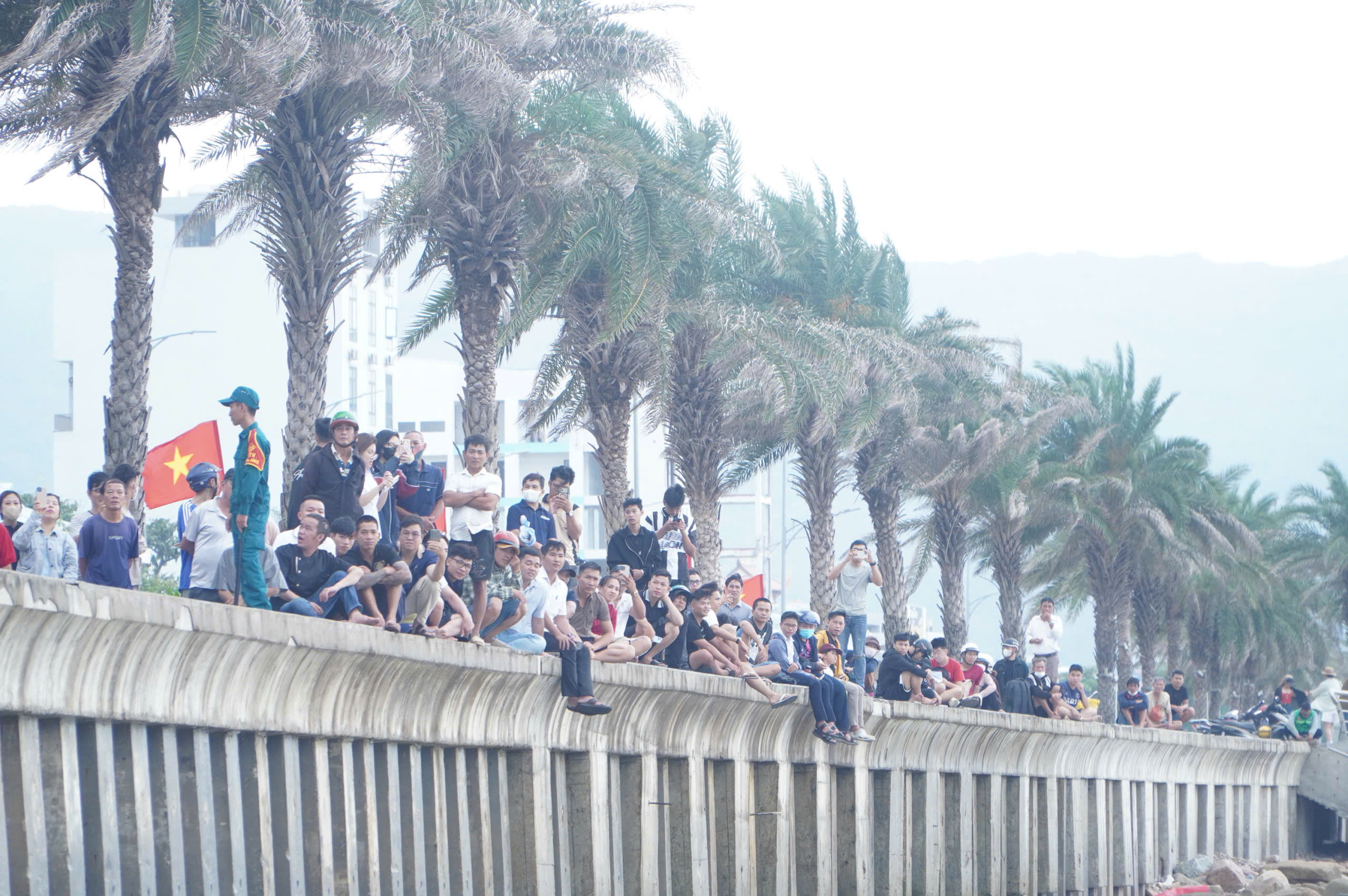 Phát hiện nhiều đạn pháo, súng ống khi trục vớt xác xe tăng ỏ biển Quy Nhơn- Ảnh 14.