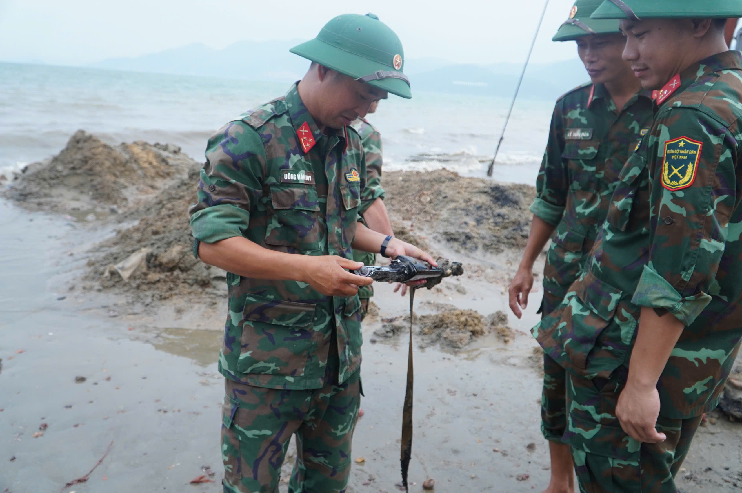 Phát hiện nhiều đạn pháo, súng ống khi trục vớt xác xe tăng ỏ biển Quy Nhơn- Ảnh 5.