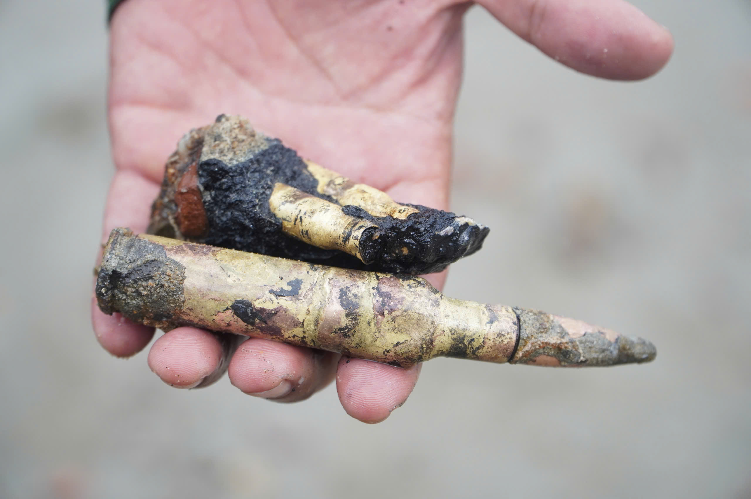 Phát hiện nhiều đạn pháo, súng ống khi trục vớt xác xe tăng ỏ biển Quy Nhơn- Ảnh 8.