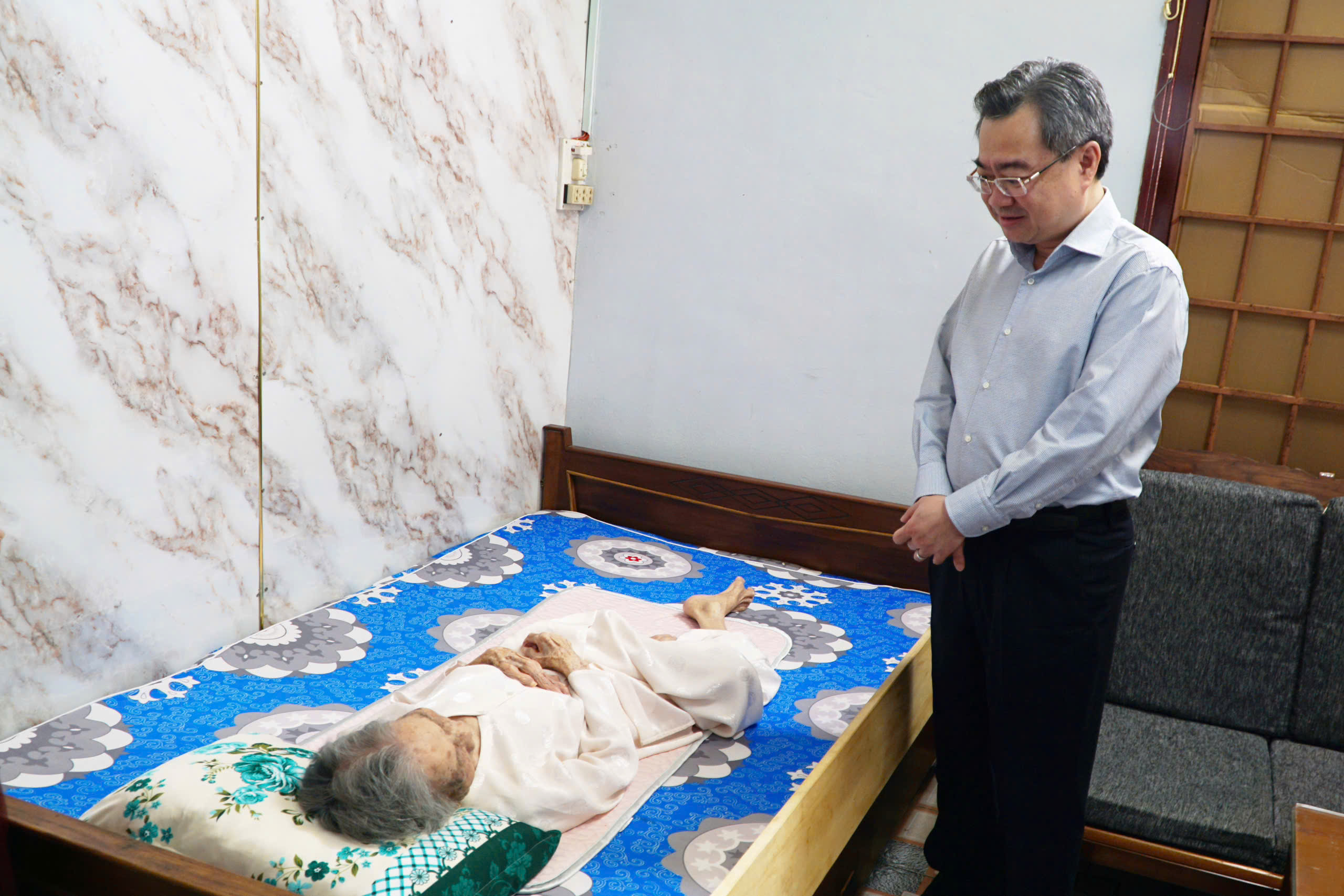 Ông Nguyễn Thanh Nghị thăm, tặng quà cho Mẹ Việt Nam anh hùng ở Quảng Ngãi- Ảnh 1.