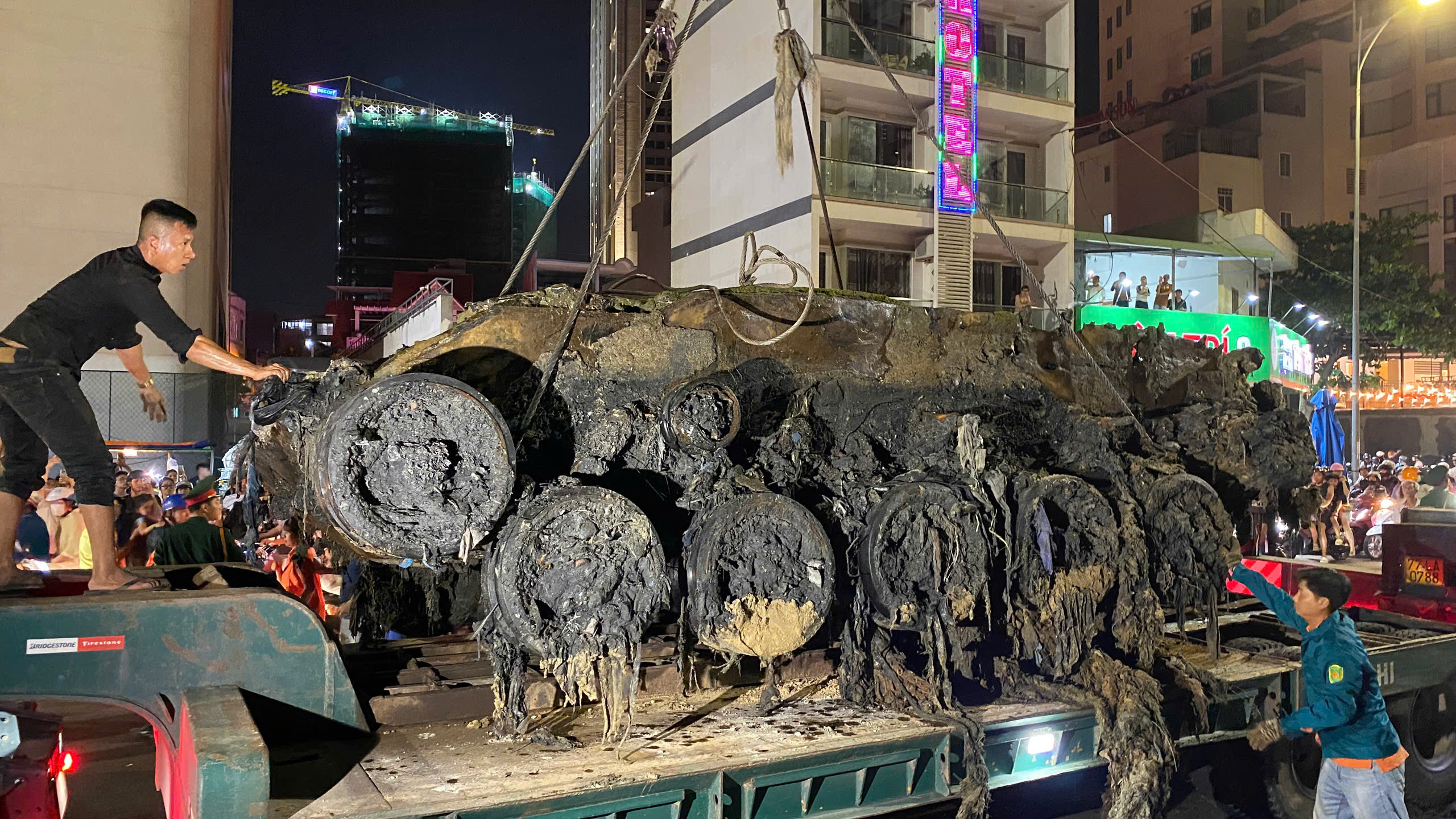 Phát hiện nhiều mẩu xương khi trục vớt xác xe tăng tại bãi biển Quy Nhơn- Ảnh 9.