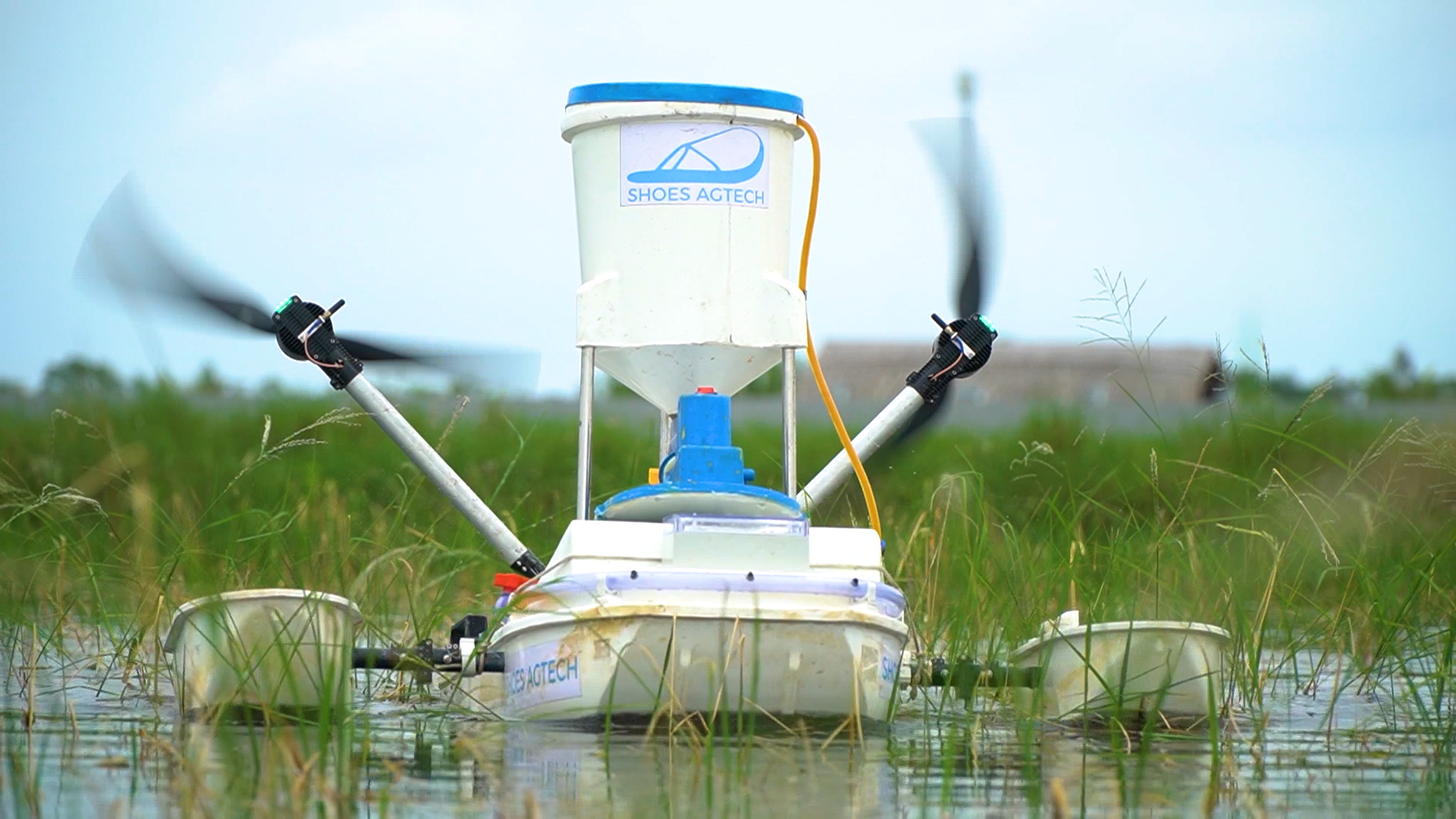 Cùng sống xanh số 142: Khi phó giáo sư kỹ thuật bay chế tạo máy chăm tôm giúp nông dân làm giàu- Ảnh 1. Cùng sống xanh số 142: Khi phó giáo sư kỹ thuật bay chế tạo máy chăm tôm giúp nông dân làm giàu- Ảnh 1.