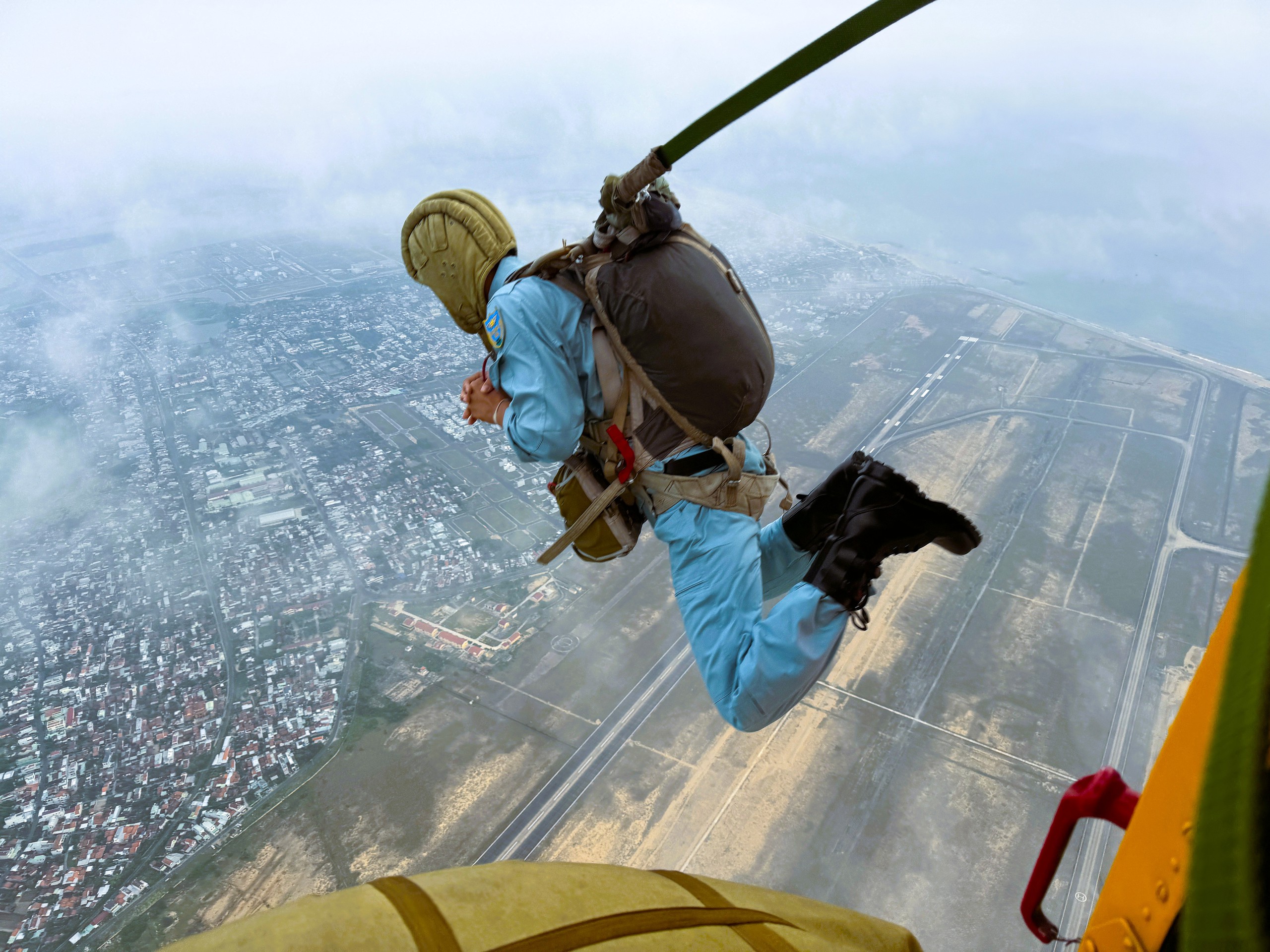 Bộ đội nhảy d&ugrave;  - Ảnh 2.