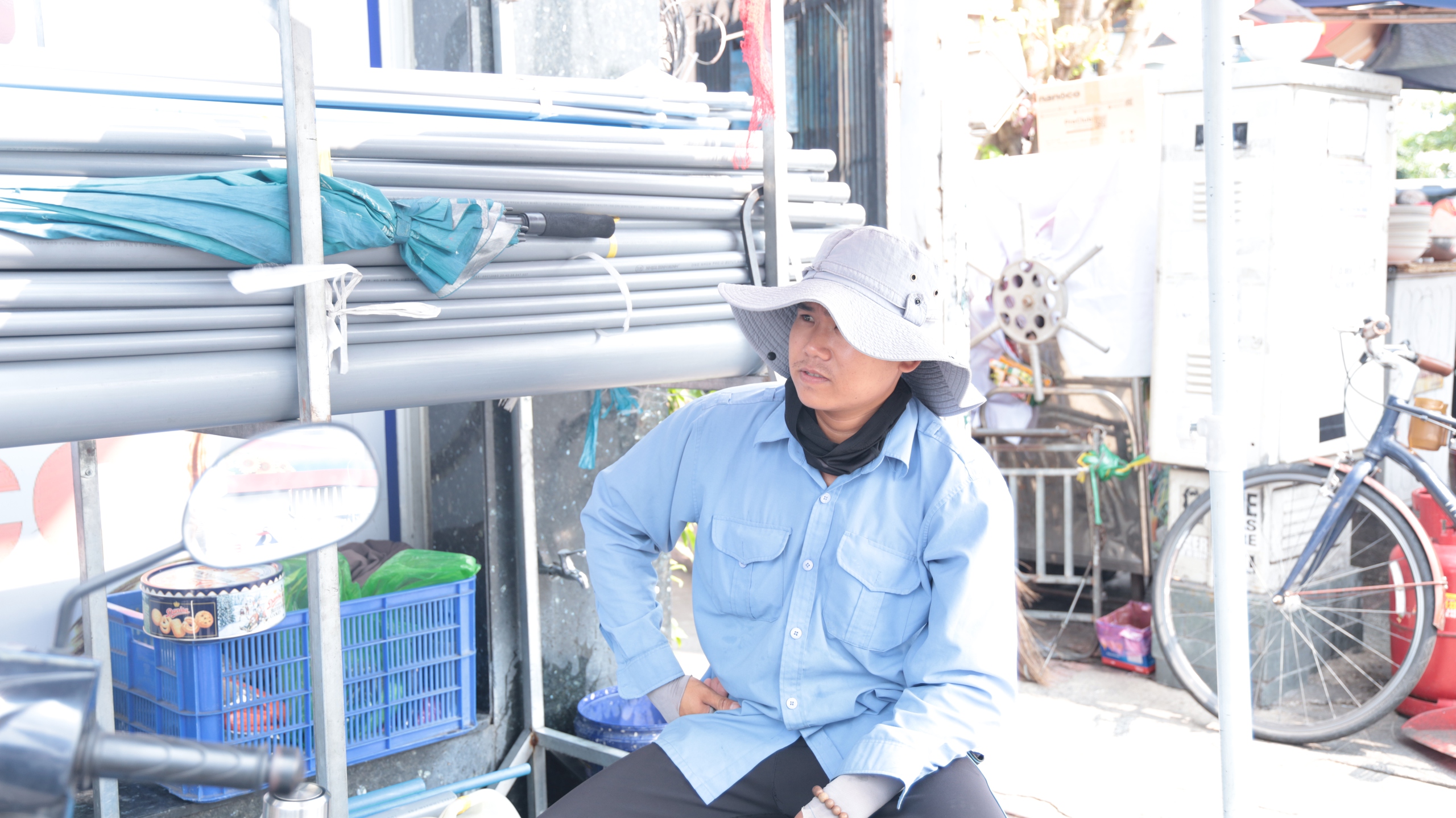 Mưu sinh dưới nắng n&oacute;ngở TP.HCM: Uống nước li&ecirc;n tục vẫn kiệt sức - Ảnh 6.