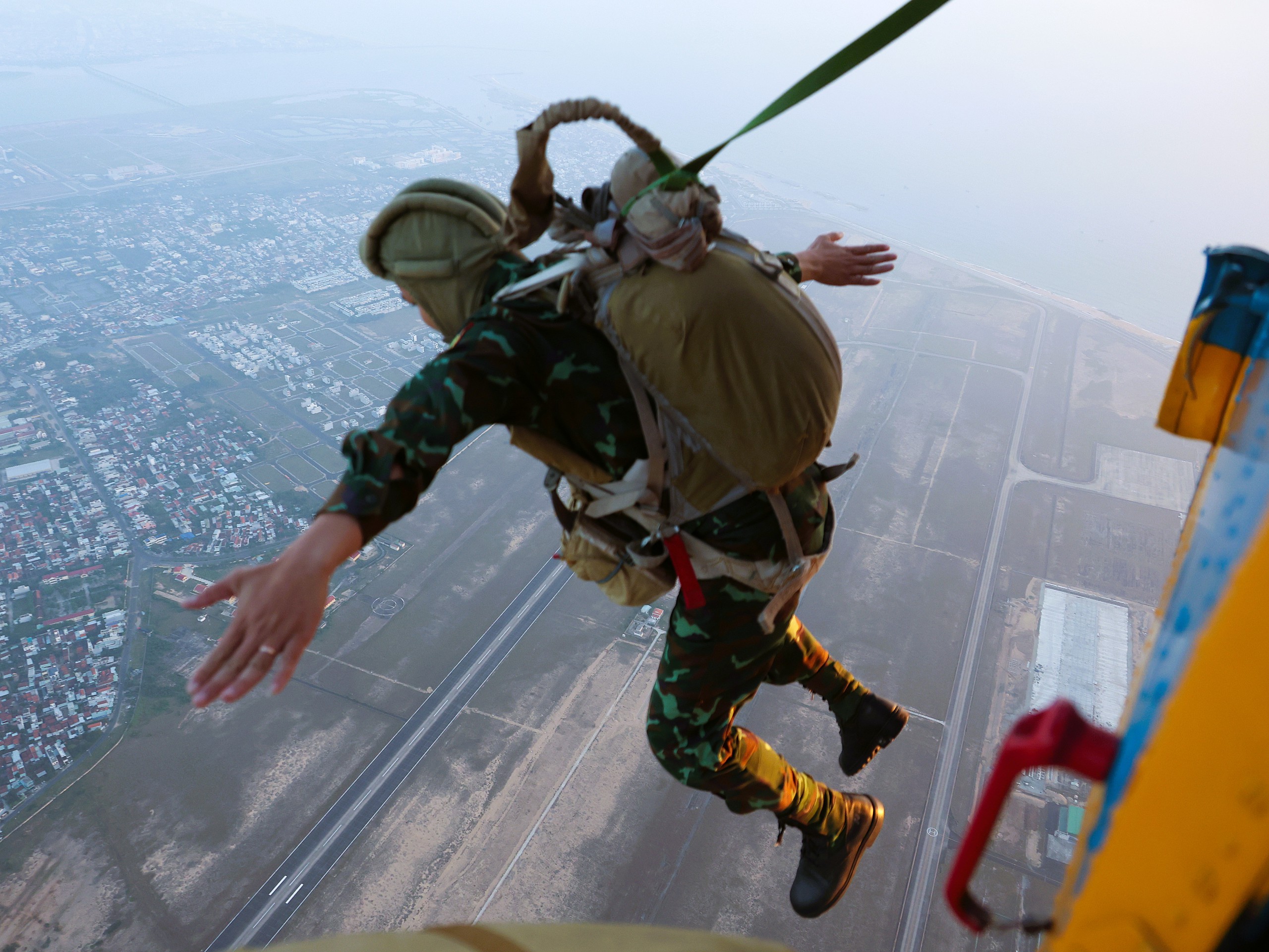 Bộ đội nhảy d&ugrave;  - Ảnh 13.