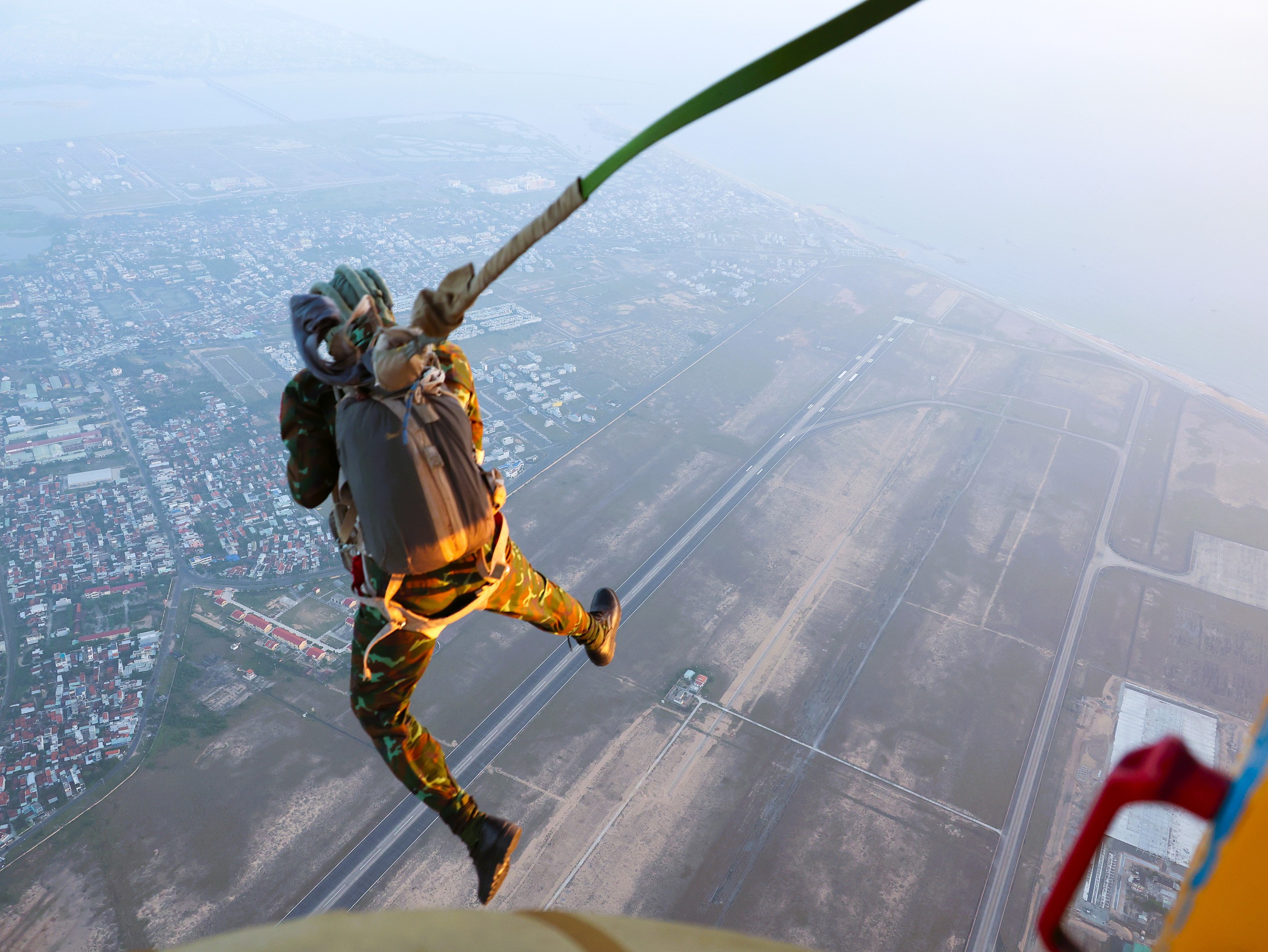 Bộ đội nhảy d&ugrave;  - Ảnh 14.