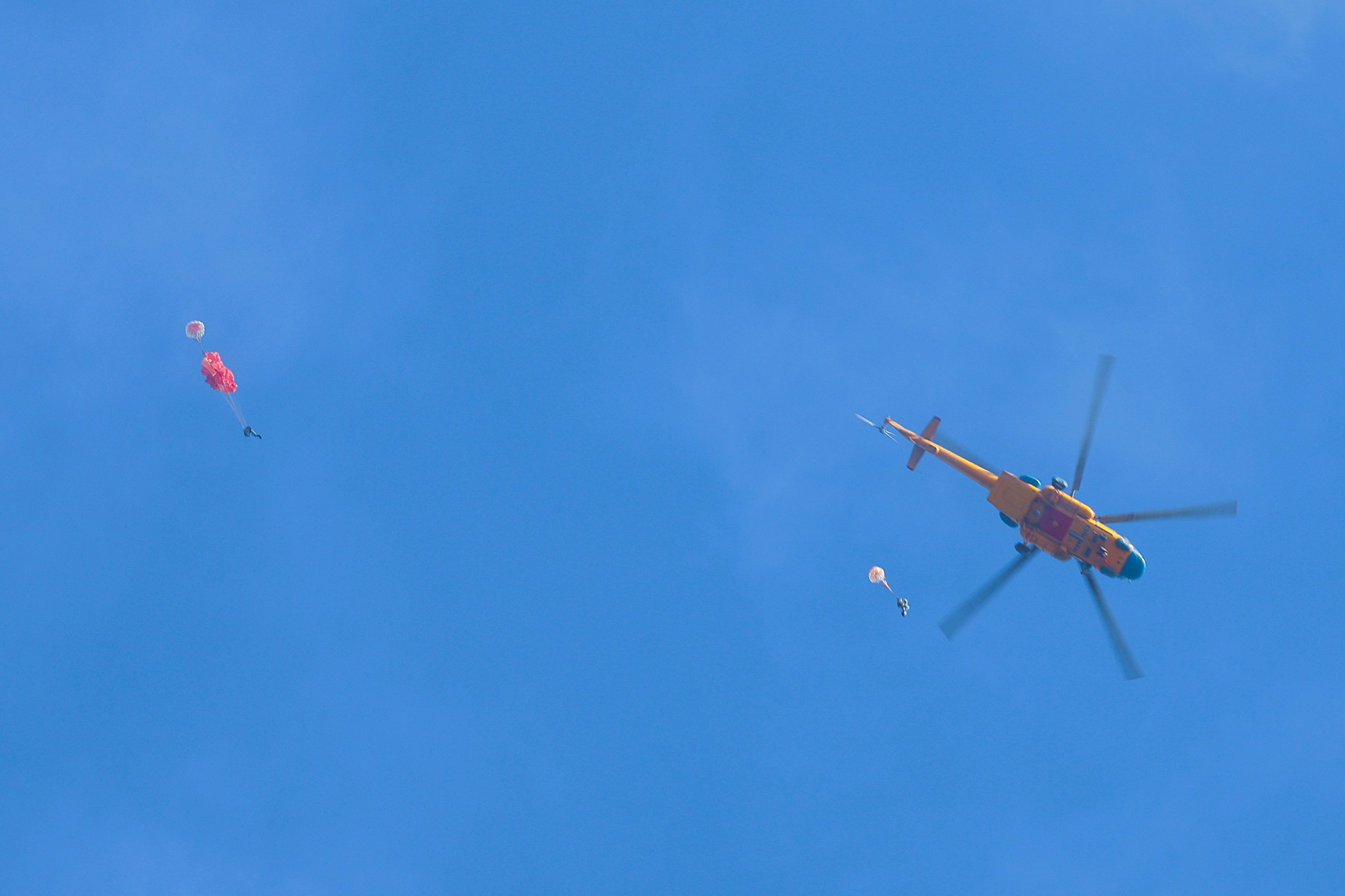 Bộ đội nhảy d&ugrave;  - Ảnh 4.